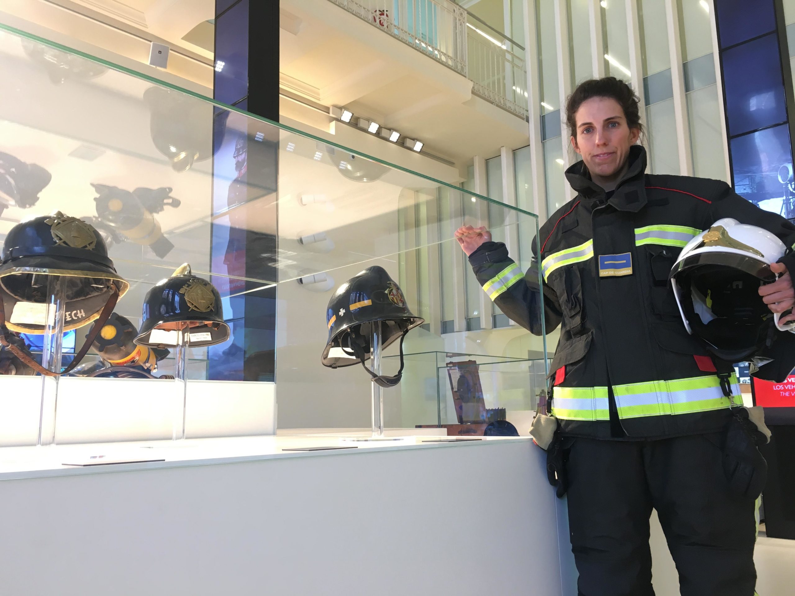 Clara Latorre, la primera cap de guàrdia dels Bombers de Barcelona, al museu del cos on es conserven cascos i altres peces d'equipament antigues / S.B.