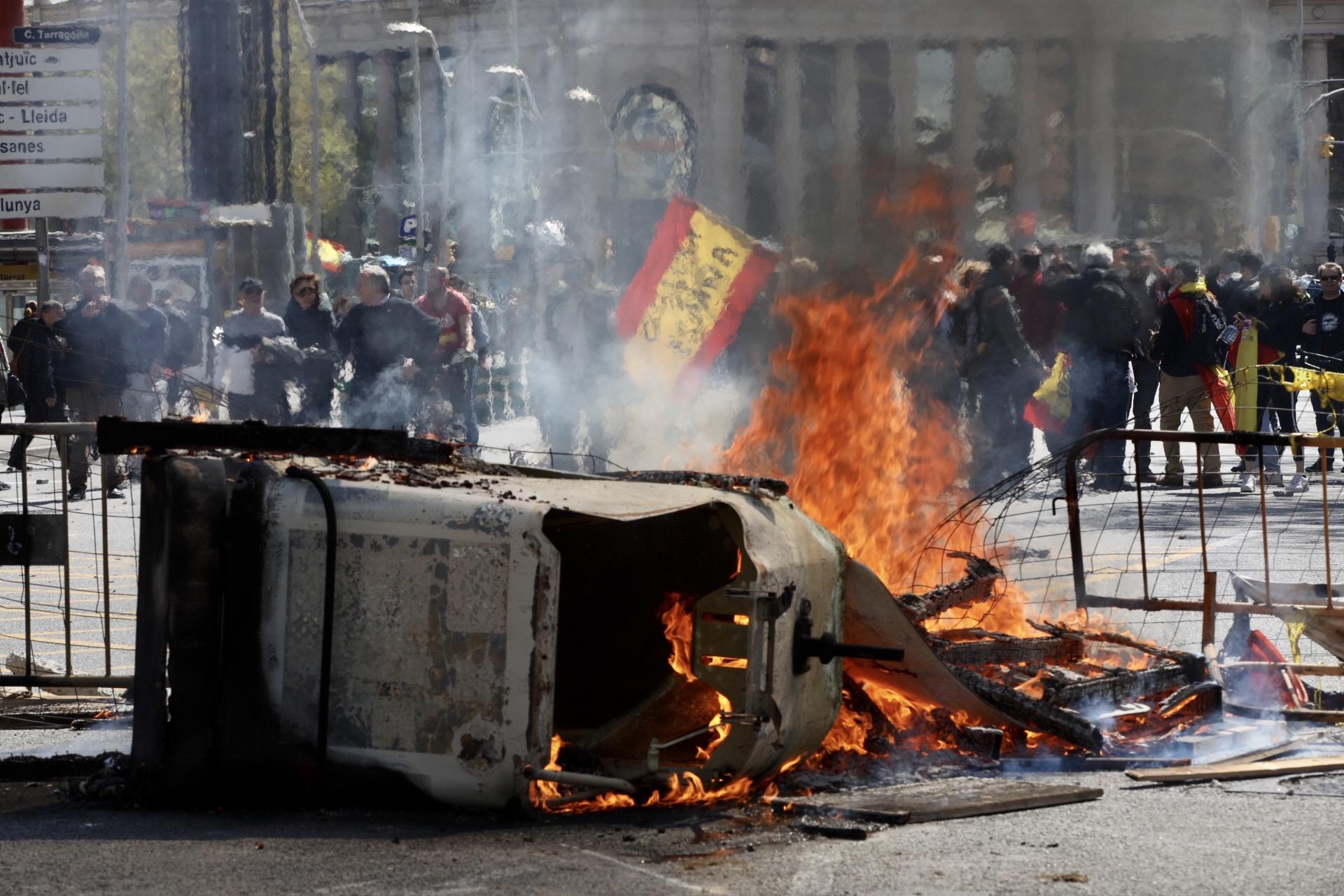 Un contenidor en fames en la protesta antifeixista per l'acte de Vox de Barcelona / Jordi Play