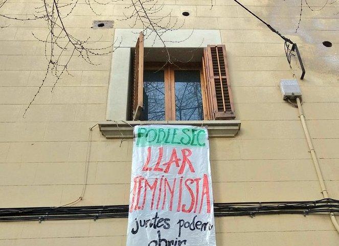 La pancarta que han desplegat després d'anunciar l'ocupació de la llar feminista al Poble-sec. / @labuenosaires__