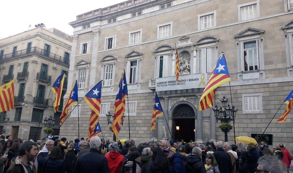 La plaça Sant Jaume amb manifestants que donen suport a mantenir els llaços grocs. / @assemblea