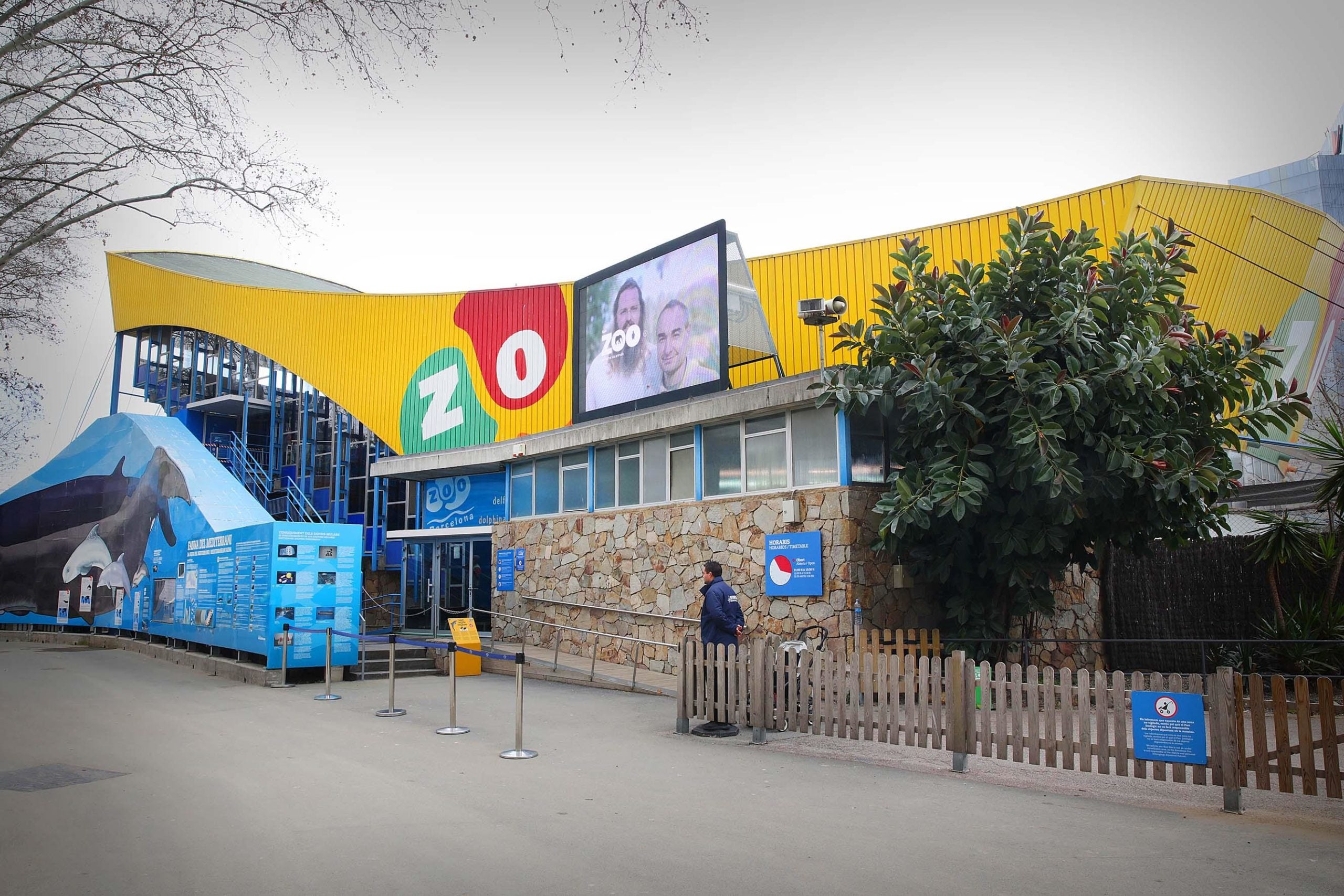 Vista exterior del delfinari del Zoo de Barcelona, un dels equipaments que manté els preus / Jordi Play