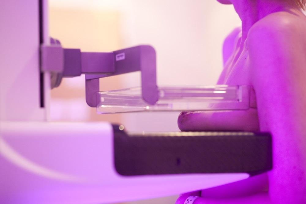 Una dona, fent-se una mamografia, una de les proves amb què es detect