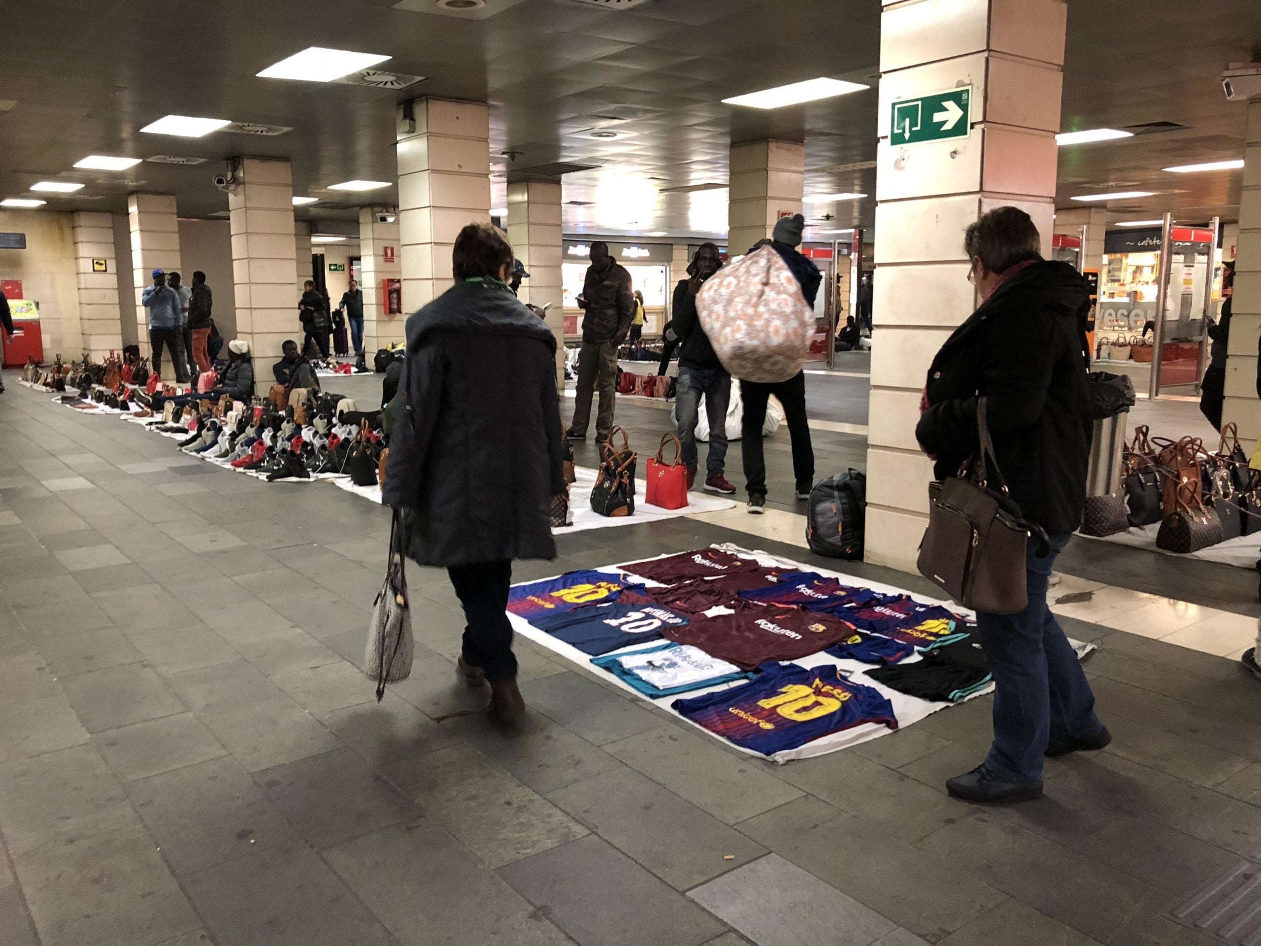 Imatge d'arxiu de comerciants de top manta a l'estació de plaça Catalunya. / Europa Press