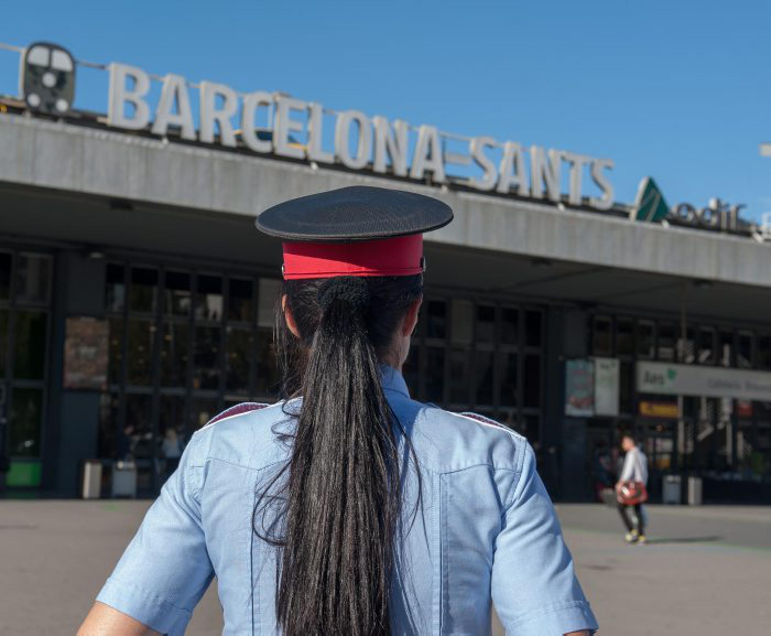 Una agent dels Mossos davant de l'estació de Barcelona-Sants en una imatge d'arxiu / ACN