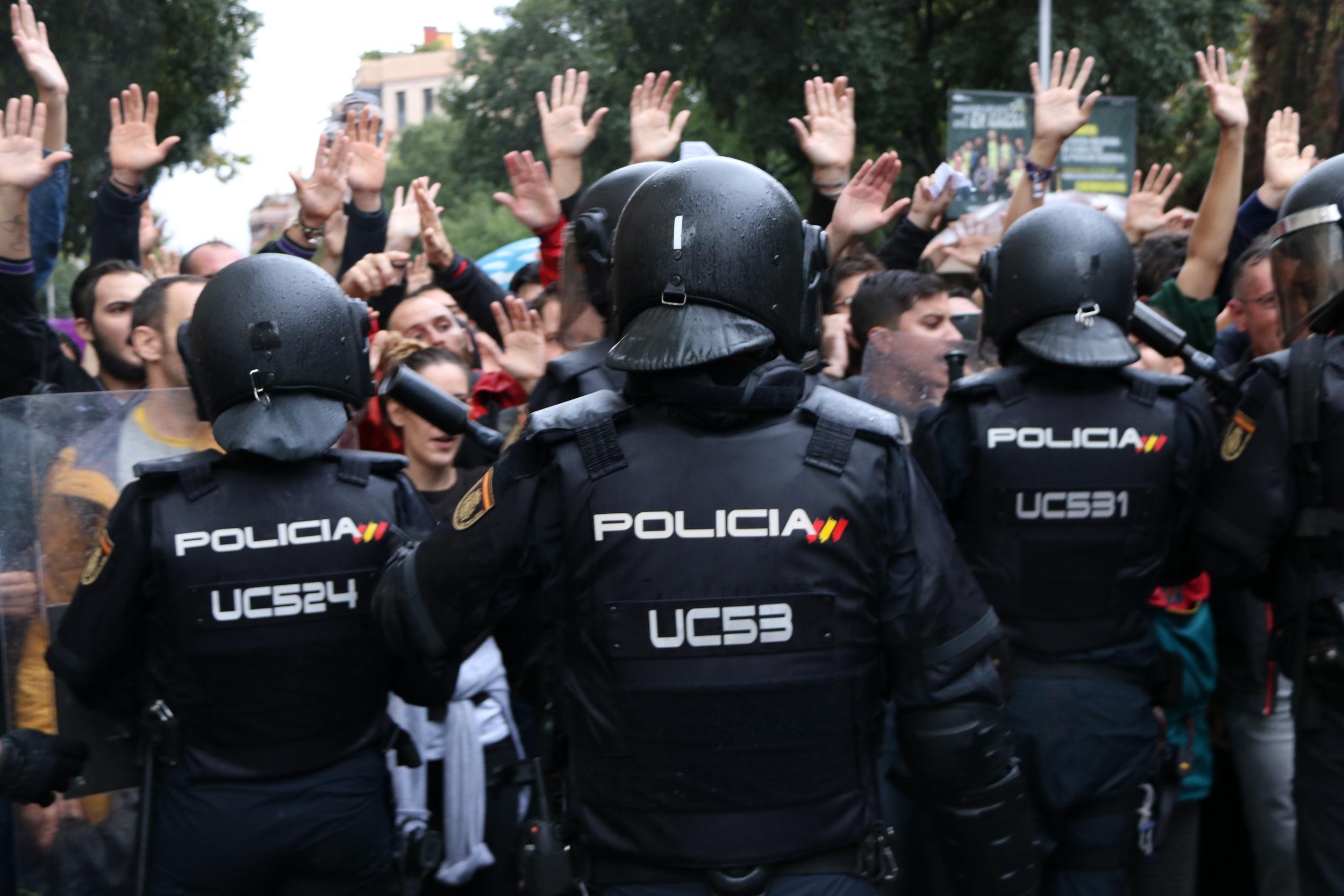 Policia Nacional a l'escola Ramon Llull durant l'1-O / ACN