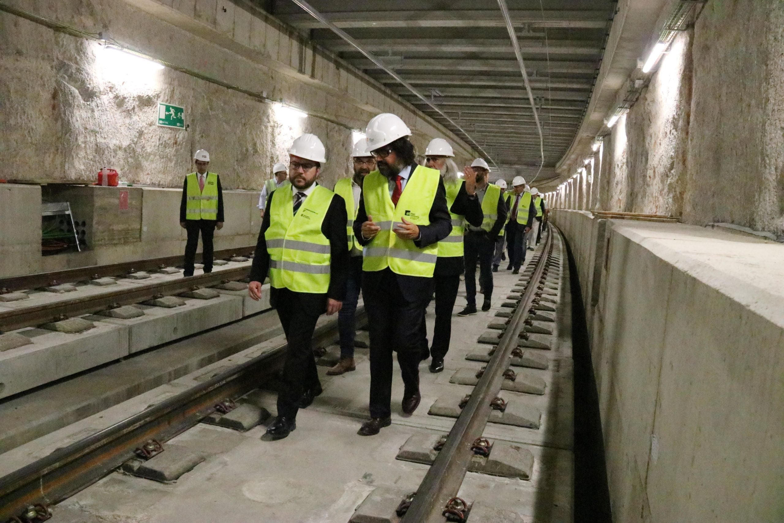 El president de FGC, Ricard Font, i el vicepresident del Govern, Pere Aragonès, en un túnel de FGC de Sabadell / ACN