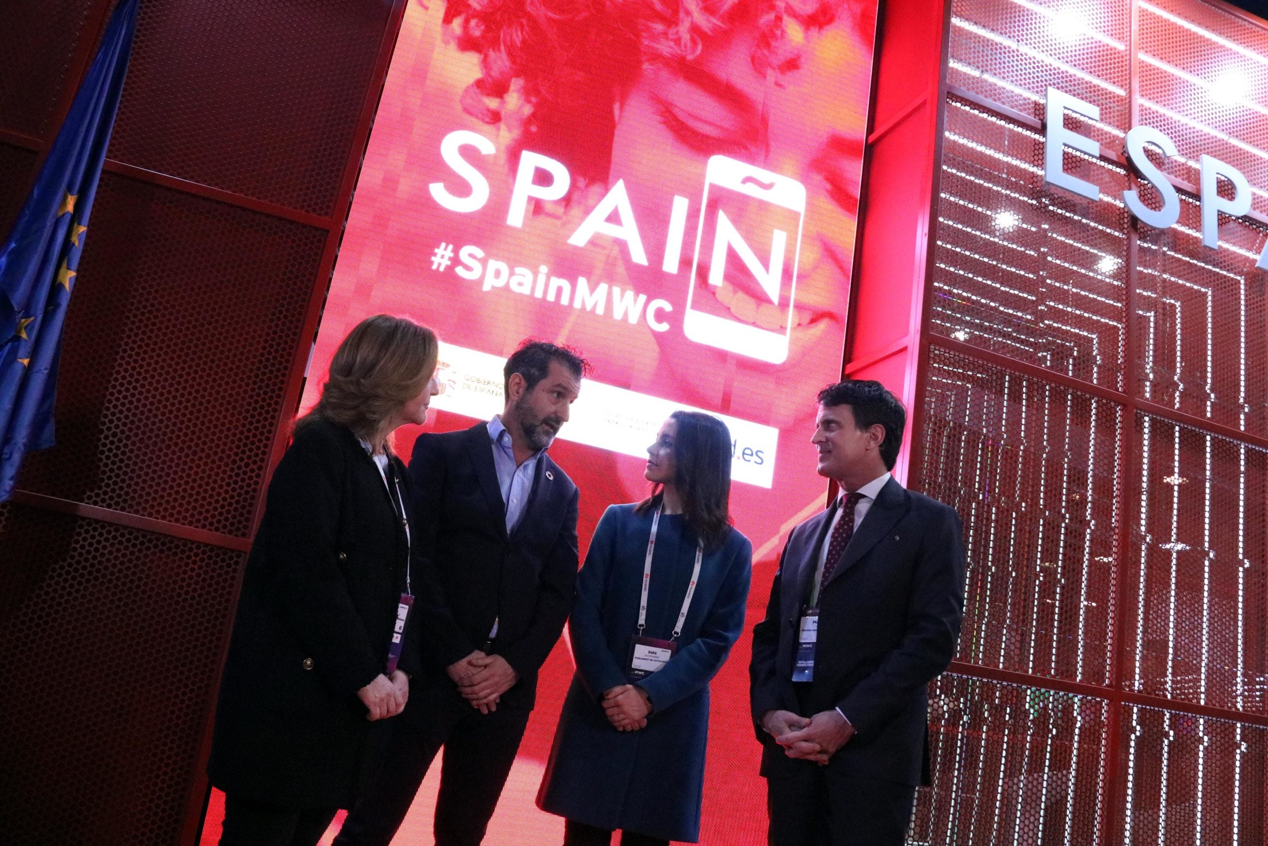 Arrimadas, amb David Cierco, director general de Red.es; el candidat per Barcelona, Manuel Valls; la líder de Cs a l'Ajuntament, Carina Mejías, al MWC / ACN