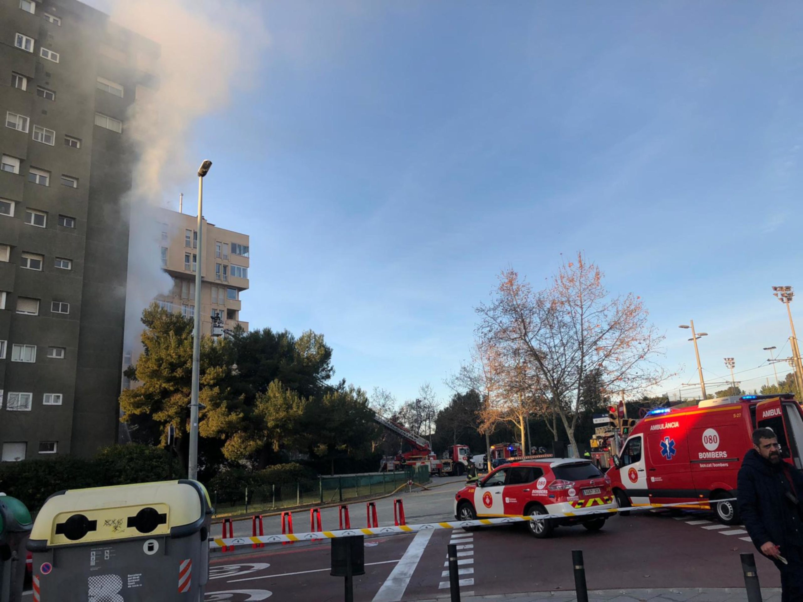 Vehicles d'emergències a l'avinguda Xile, al districte de les Corts, on s'ha produït l'incendi / ACN