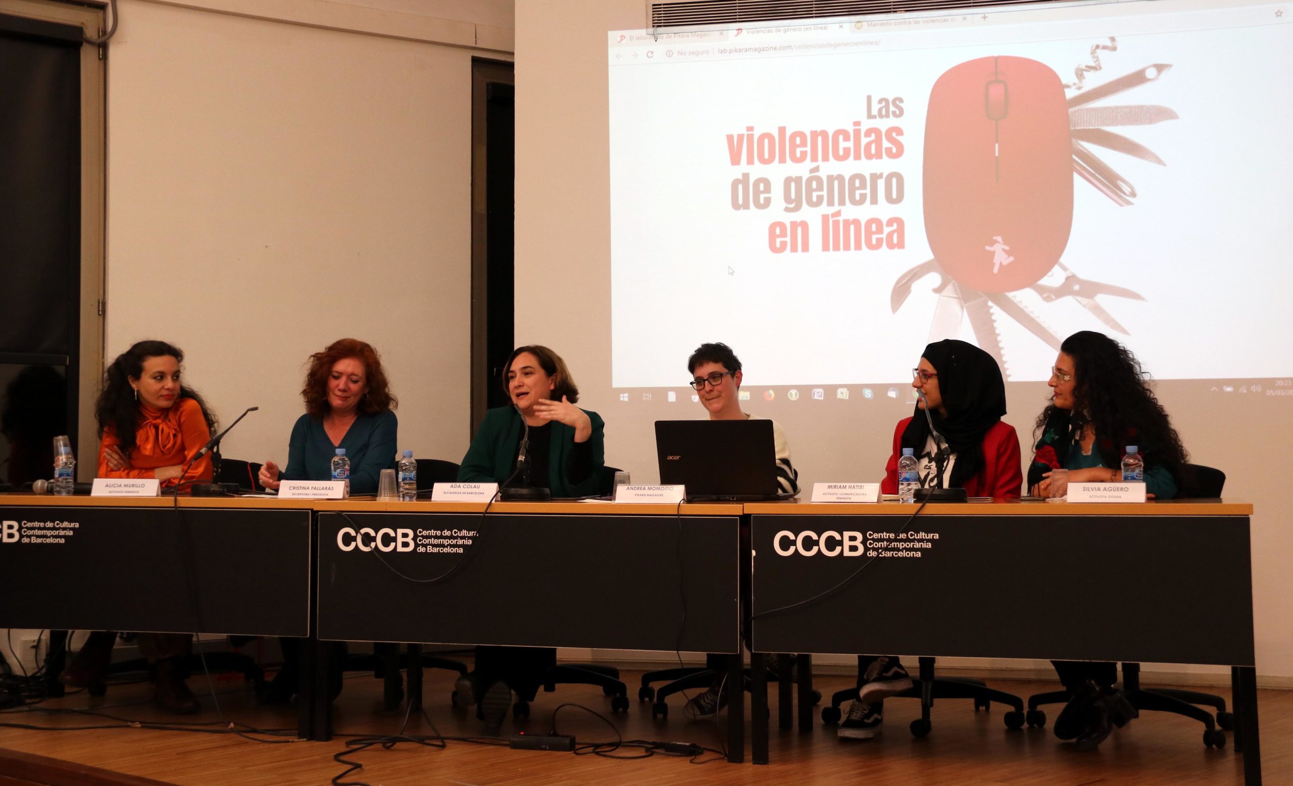 L'alcaldessa Ada Colau amb la resta de participants de l'acte. | ACN