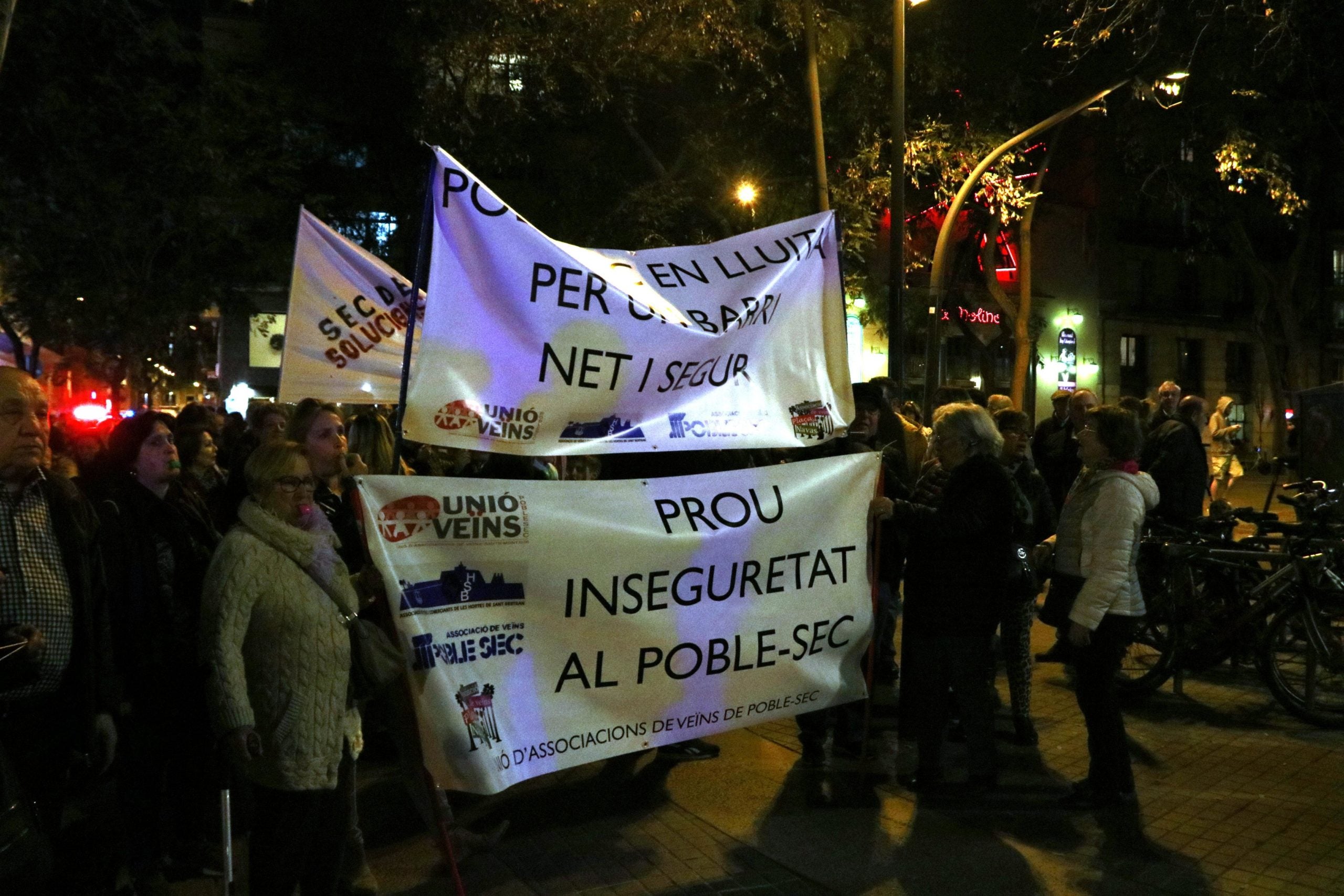 La protesta polèmica contra la inseguretat de veïns del Poble-sec, davant del teatre El Molino / ACN