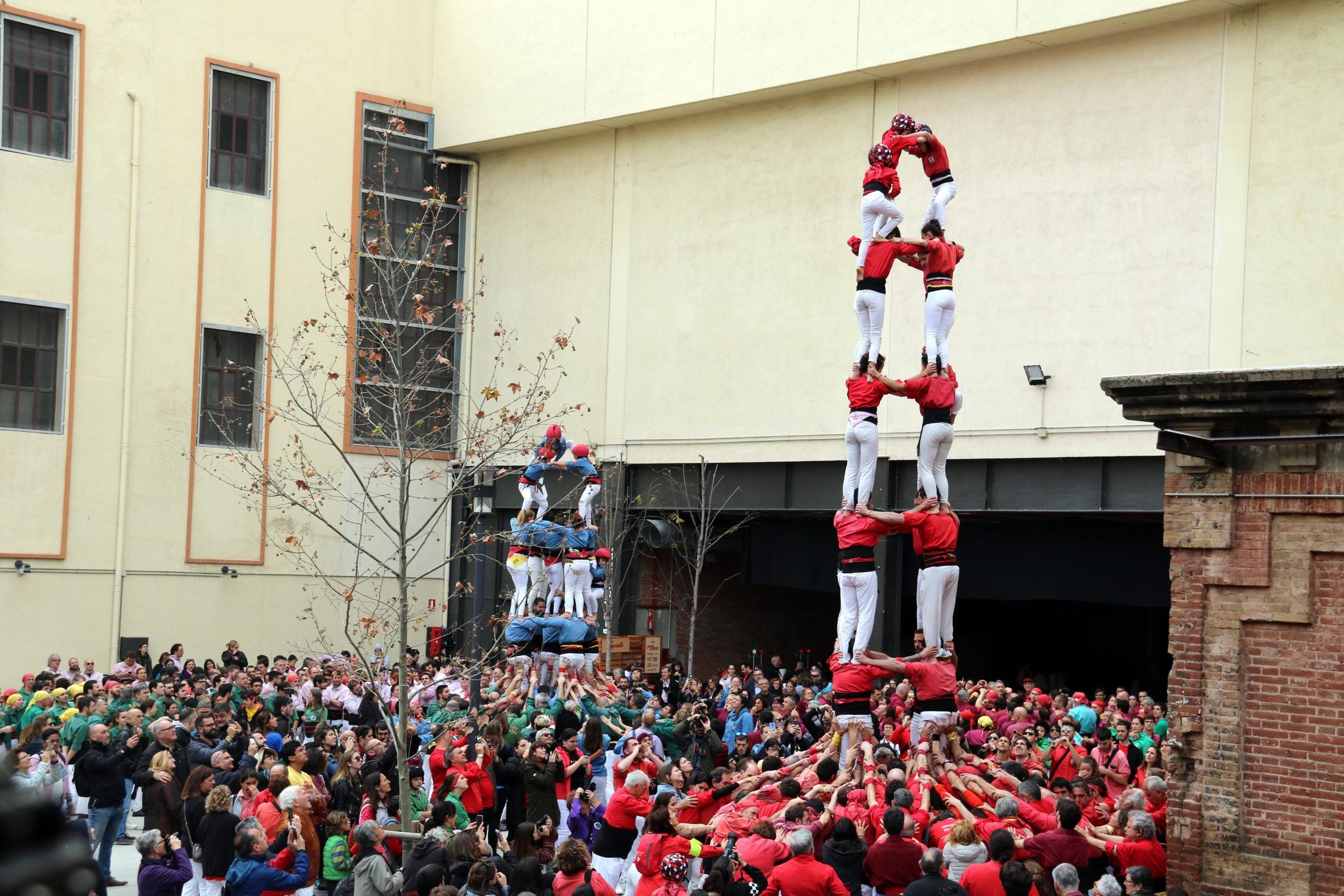 Els Castellers de Barcelona, en primer terme, durant l'actuació / ACN - Gemma Aleman