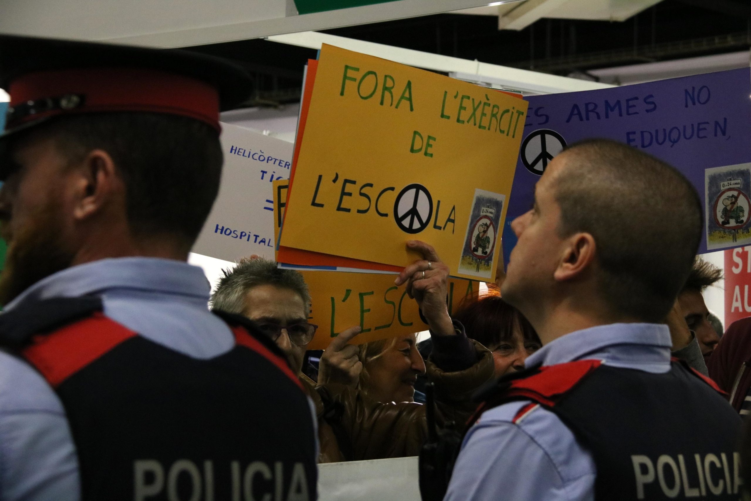 Manifestants convocats per Desmilitaritzem l'educació intenten sense èxit acostar-se a l'estand dels militars / ACN