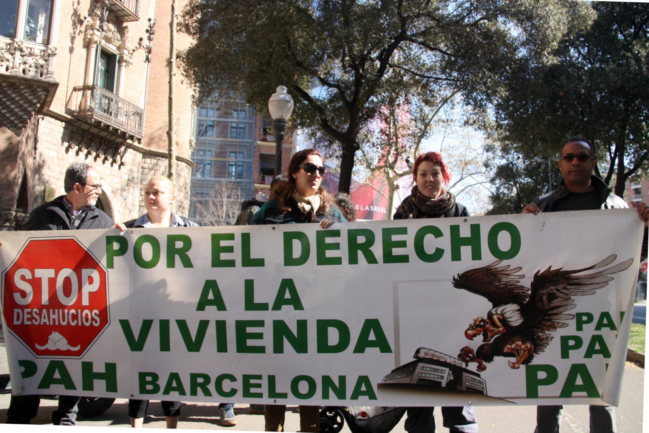 La PAH ha protestat davant de la seu del fons propietari del bloc. | ACN