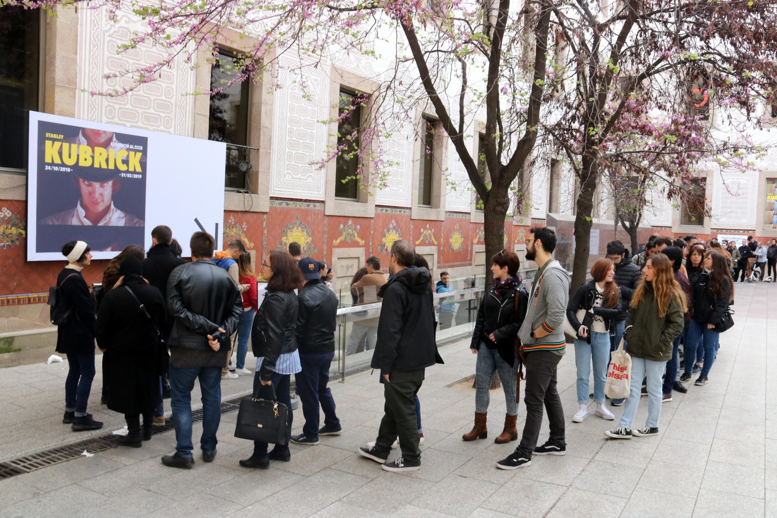 Cua de visitants al CCCB en l'últim dia de l'exposició 'Stanley Kubrick' / ACN - Mar Vila