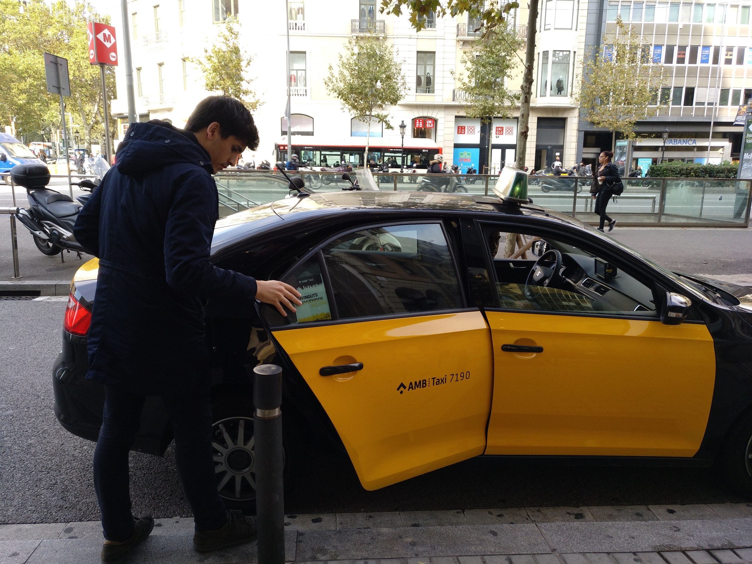 Un home agafa un taxi a Barcelona | Meritxell M. Pauné