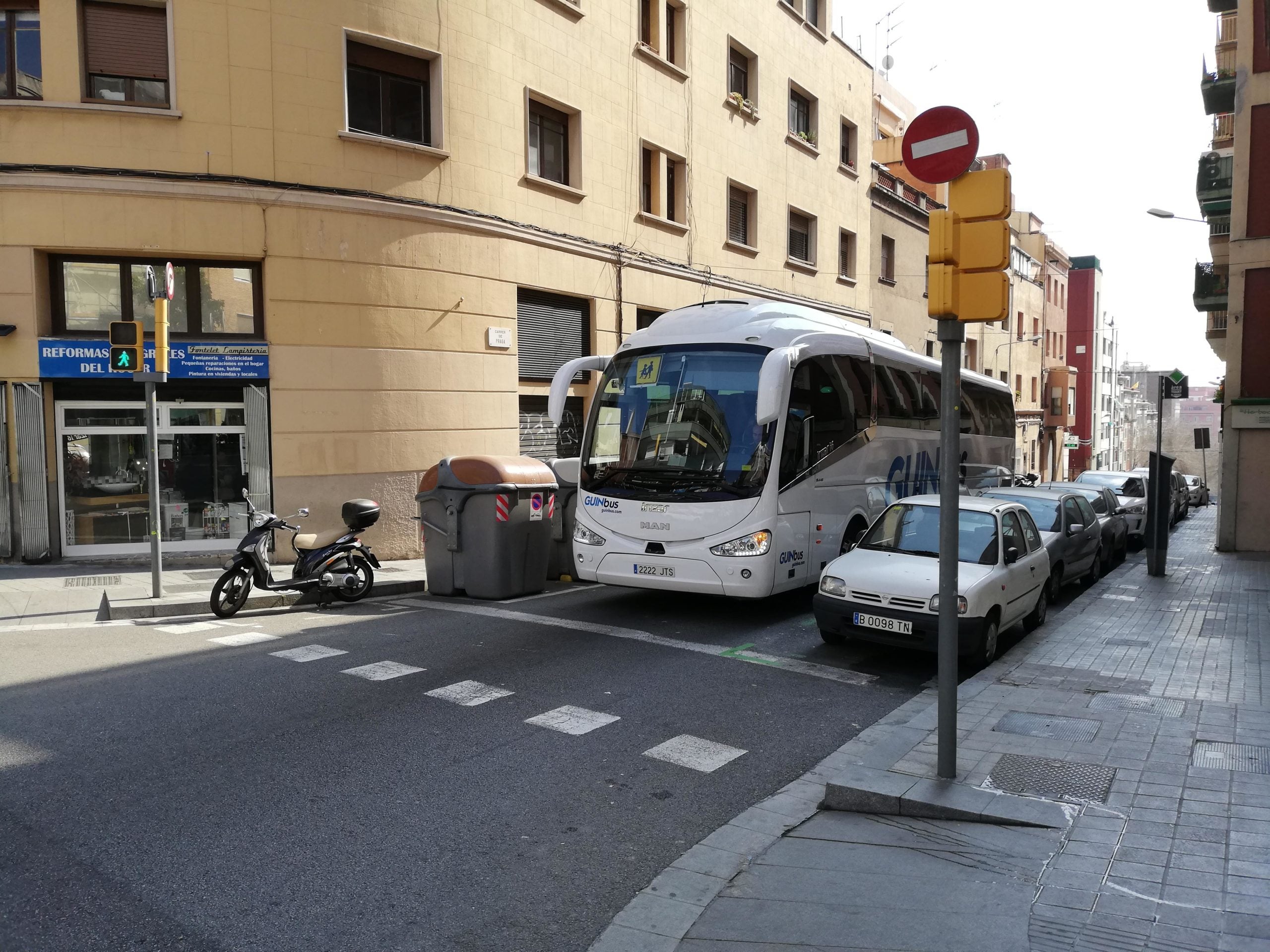 Un autocar circulant cap al Park Güell de Barcelona / XFDC