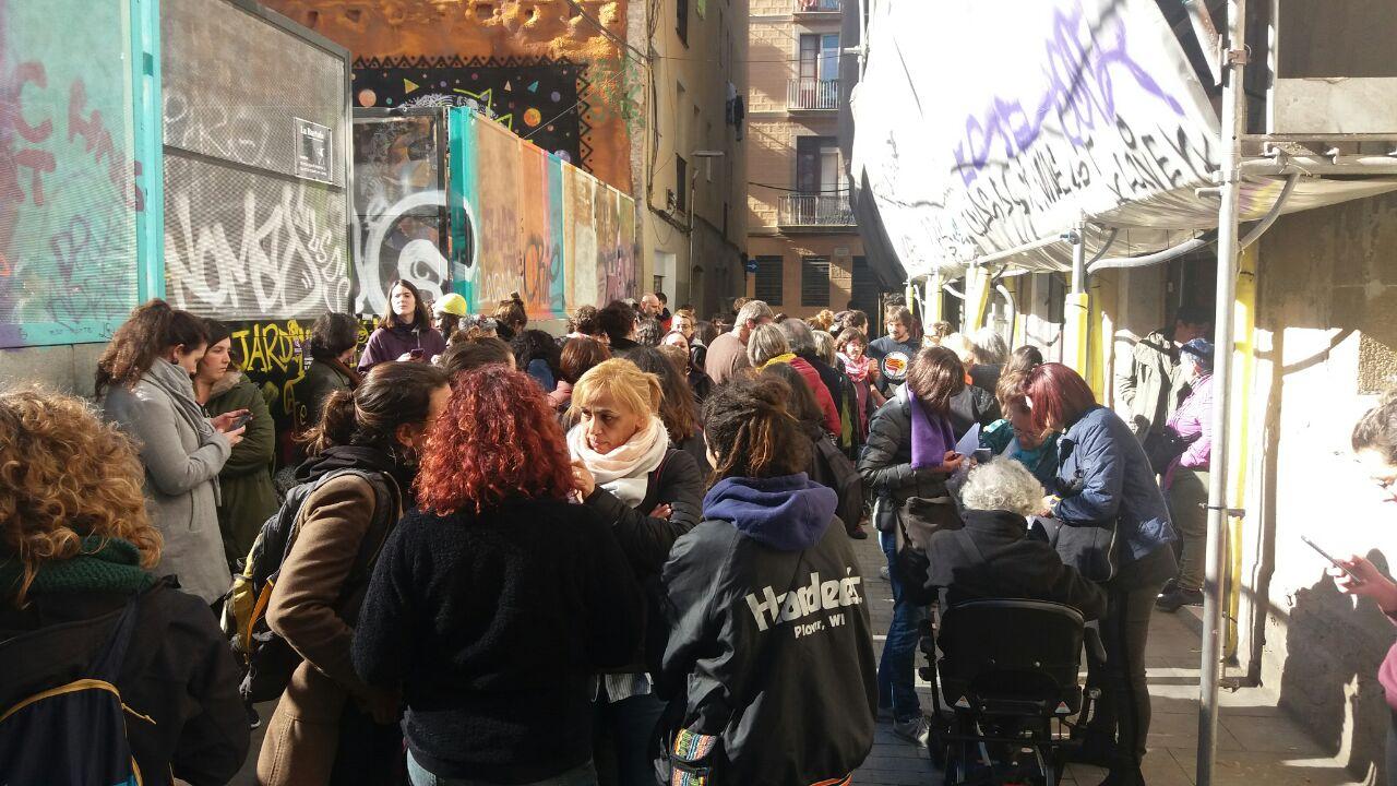 La concentració al davant del bloc de pisos del Raval. / @RavalSindicat