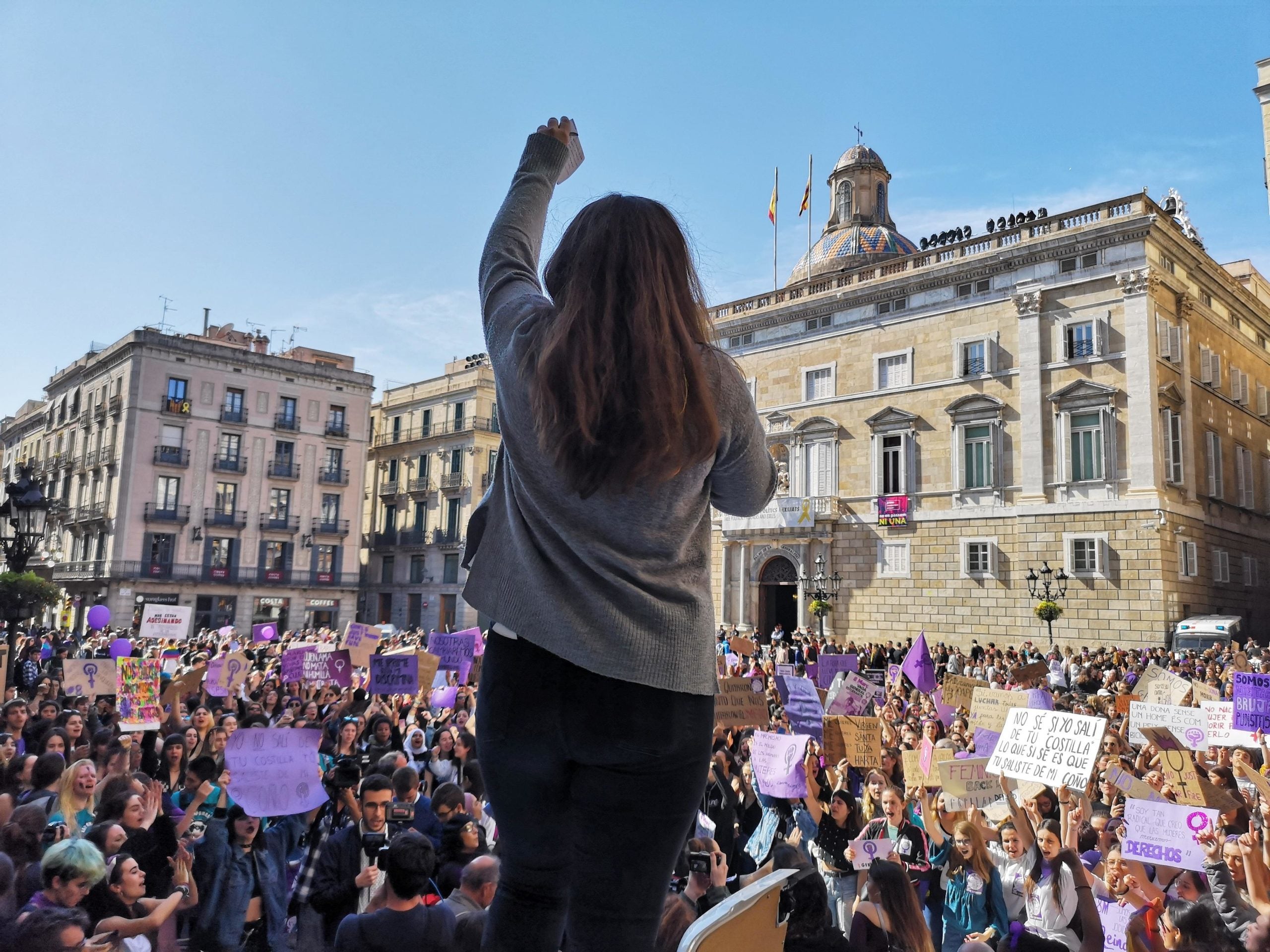 L'acte de cloenda de la manifestació estudiantil feminista ha acabat a plaça Sant Jaume. / D.C.