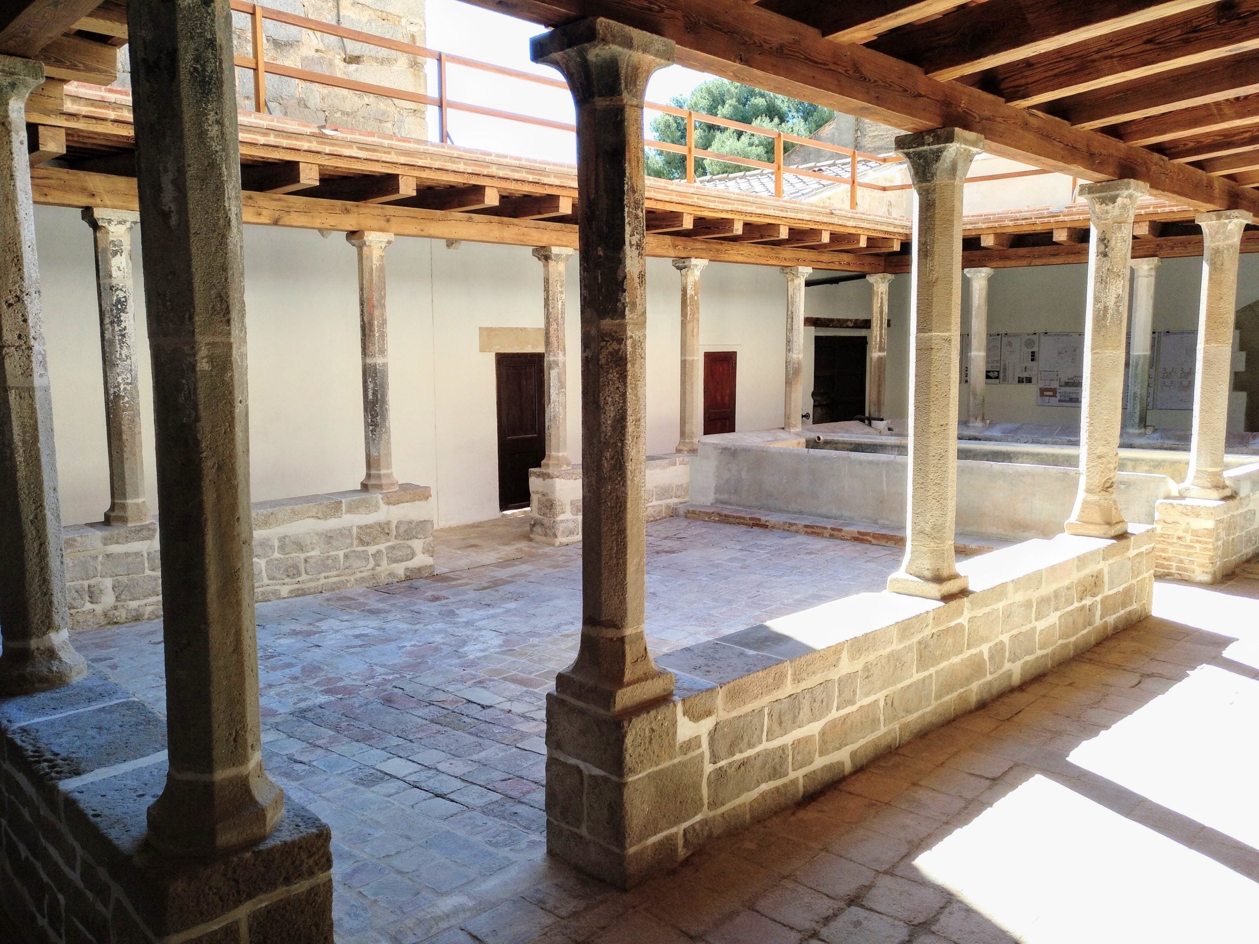 Vista del 'claustre dels gats' del monestir de Pedralbes, recent restaurat / Meritxell M. Pauné