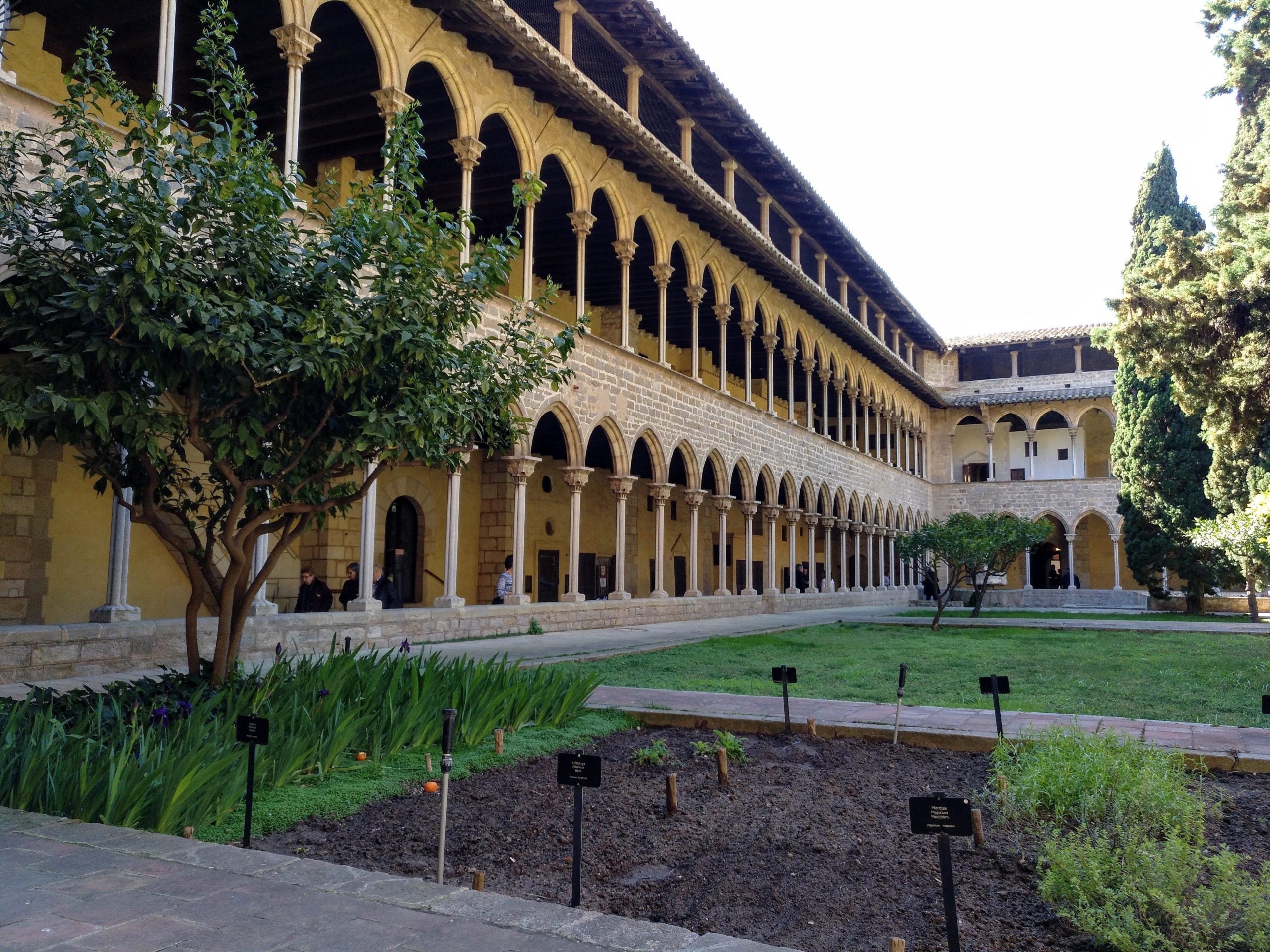 Majestuós claustre de tres pisos del monestir de Pedralbes / Meritxel