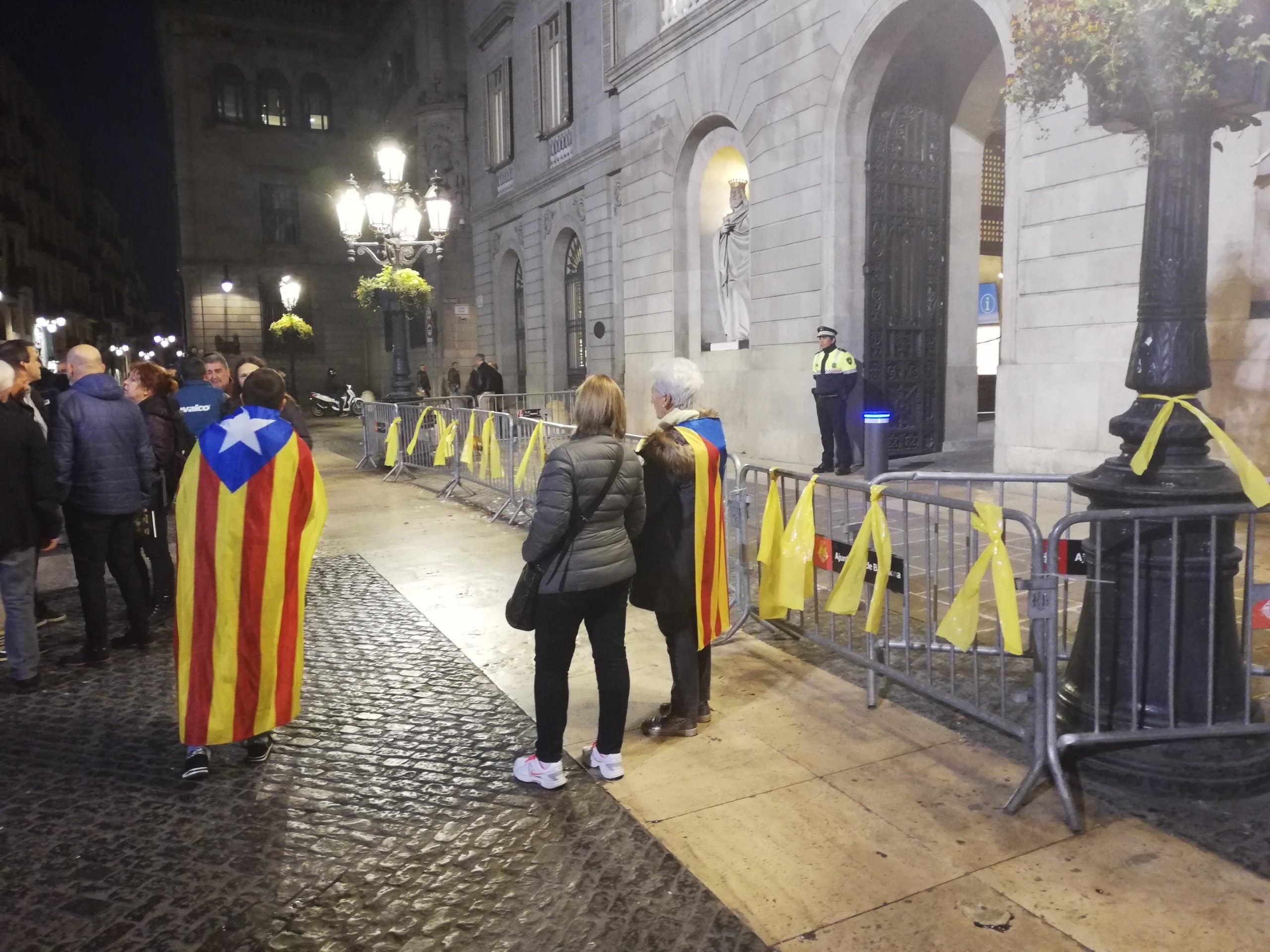 Protesta convocada pels CDR contra la retirada del llaç groc de la façana municipal / X.F.C.