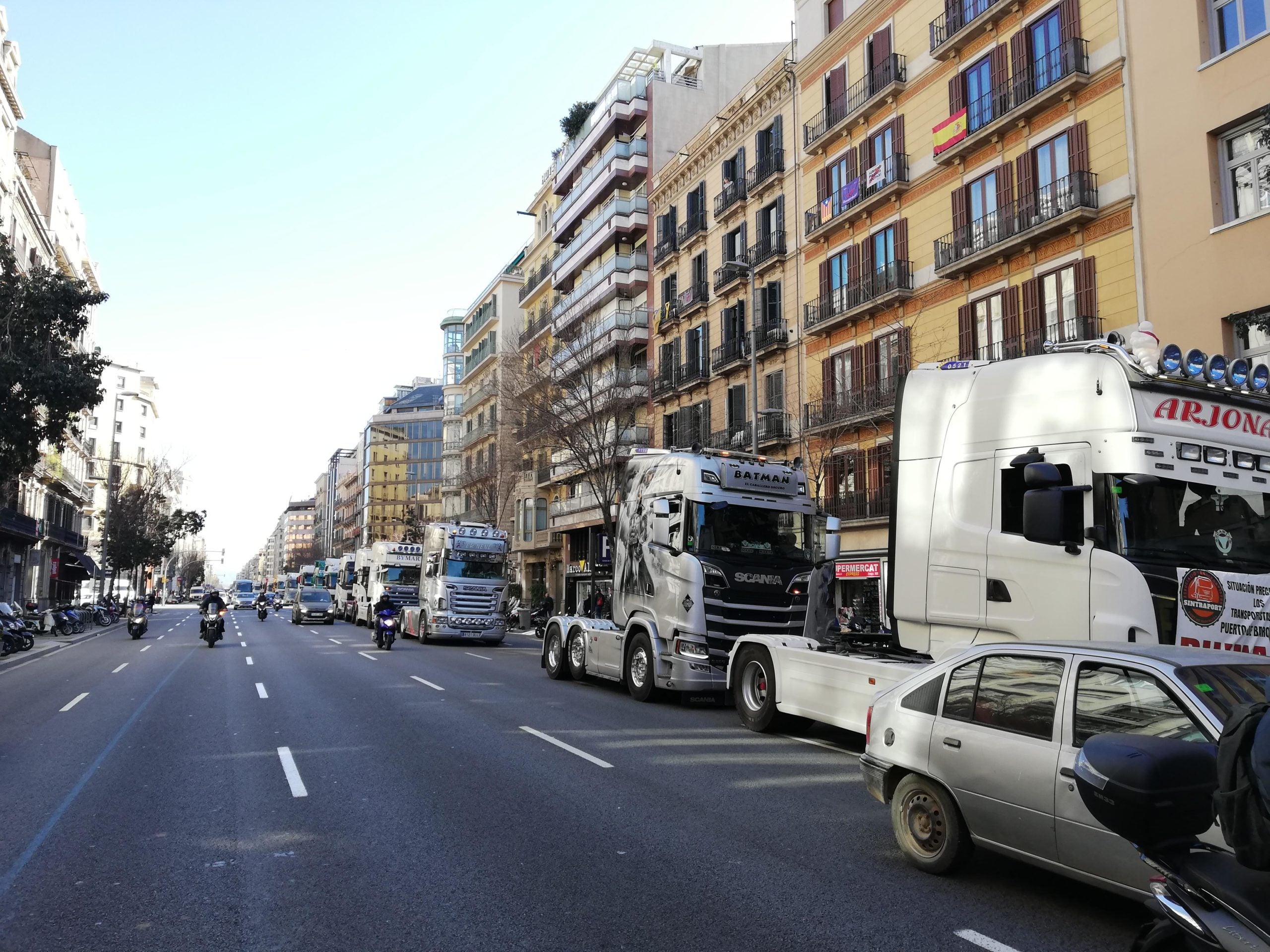 Camioners aturats al carrer Aragó, durant la marxa lenta per protestar per les condicions de treball al Port / A.L.