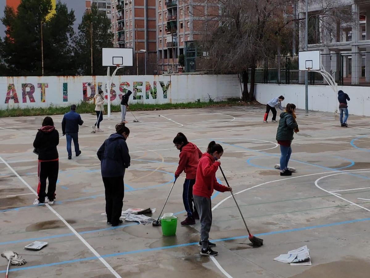 Els propis jugadors del CBS Canyelles netegen amb pals de fregar sempre que hi ha la mínima inclemència climàtica. / Cedida