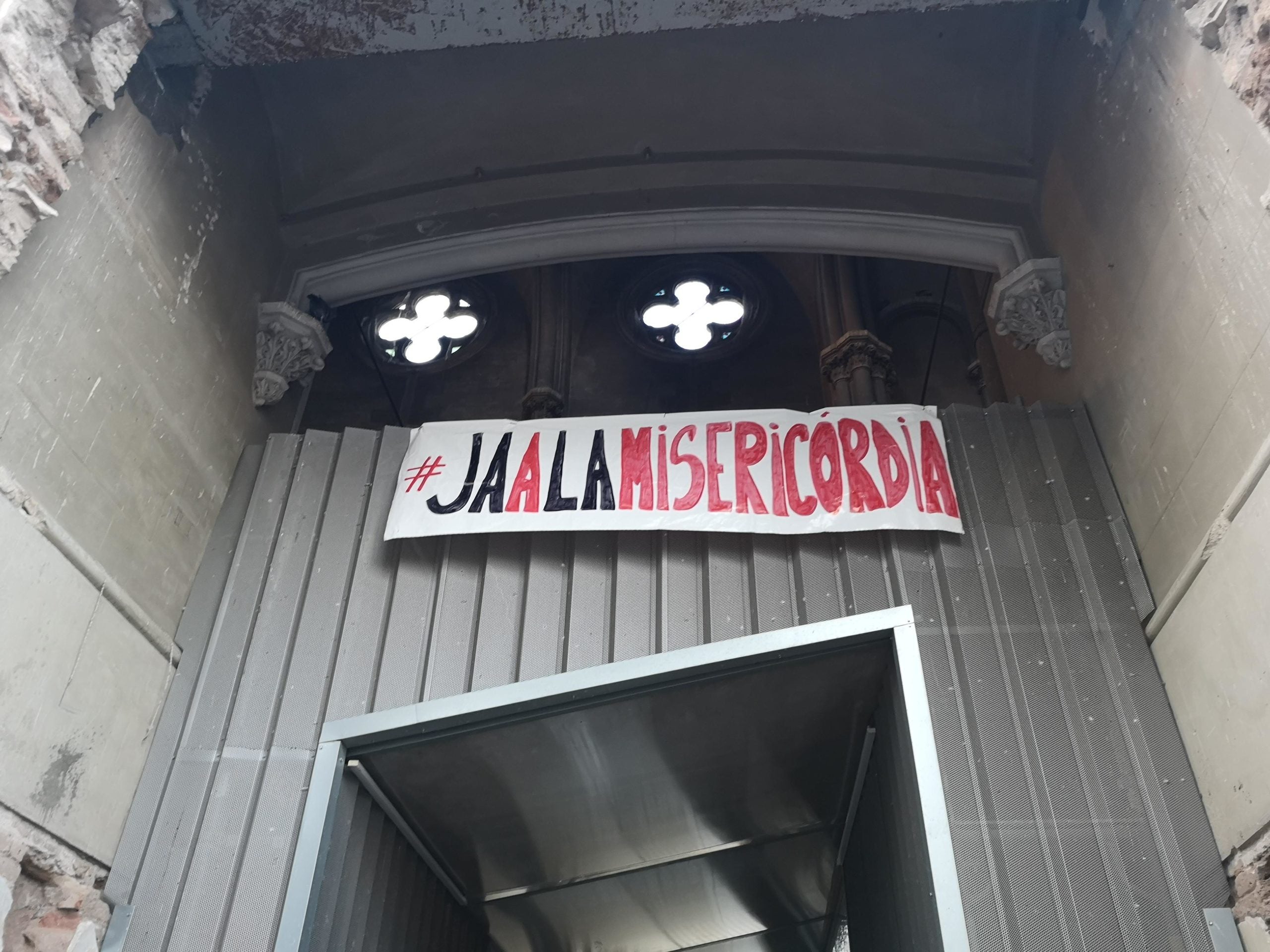 CAP Raval Nord Digne ha penjat una pancarta a l'entrada del recinte de la capella de la Misericòrdia. / David Cobo