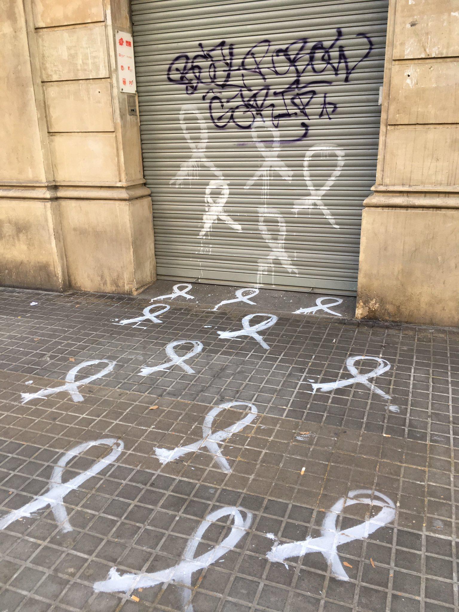 Llaços blancs a la seu del PSC Barcelona. | PSC Barcelona