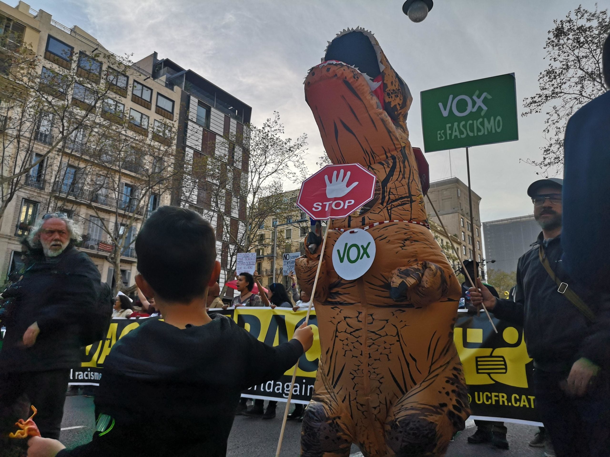 Una disfressa de dinosaure va fer de representació del monstre del feixisme a la manifestació #StopVox. / David Cobo