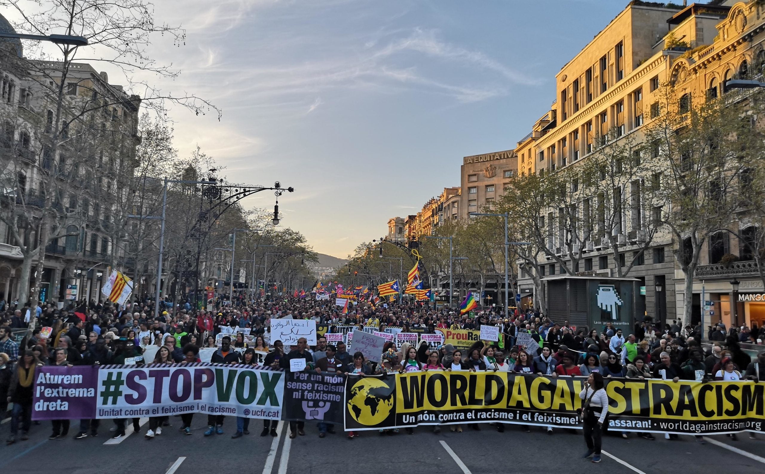 La manifestació contra Vox i el racisme al passeig de Gràcia. / D.C.