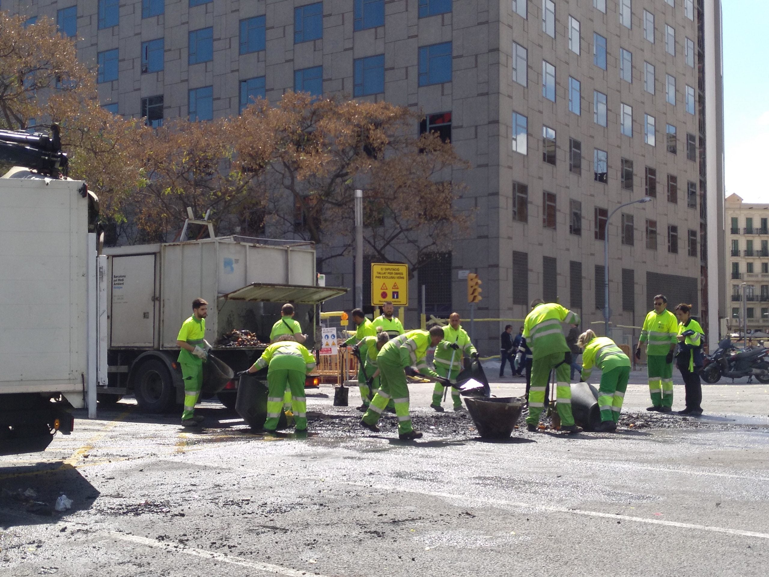 Brigada municipal netejant a Barcelona, en una imatge d'arxiu / MMP