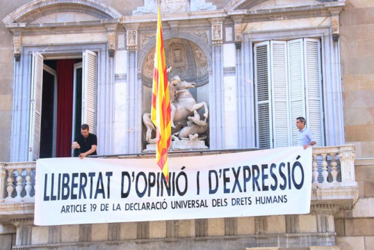 La nova pancarta al balcó de la Generalitat, un cop retirats els llaços de tots els colors. | ACN