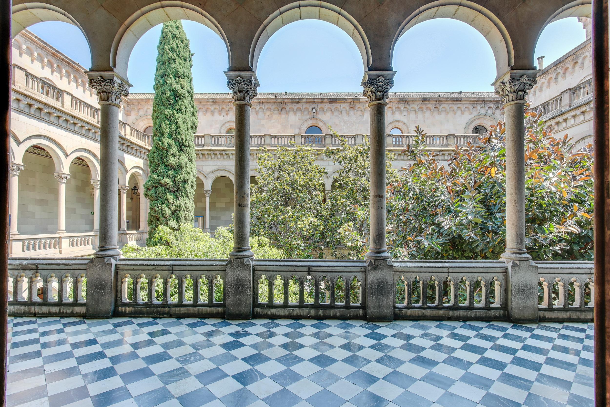 Claustre de l’Edifici Històric de la Universitat de Barcelona / UB