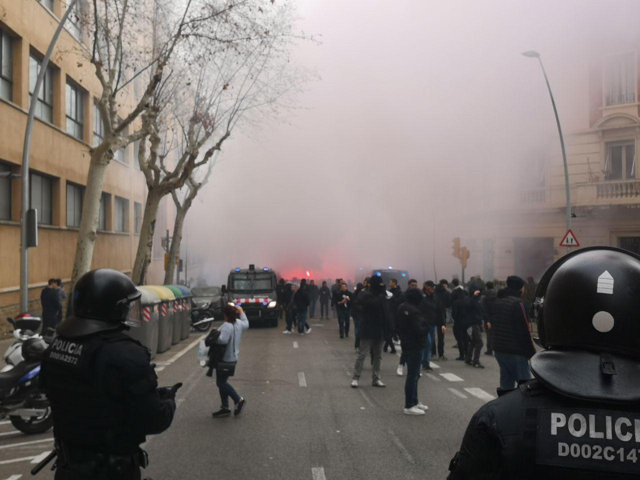 El grup de seguidors del Lió procedent de Sants que s'ha ajuntat a la plaça Artós amb els que ja hi havien pujat al matí / D.C.