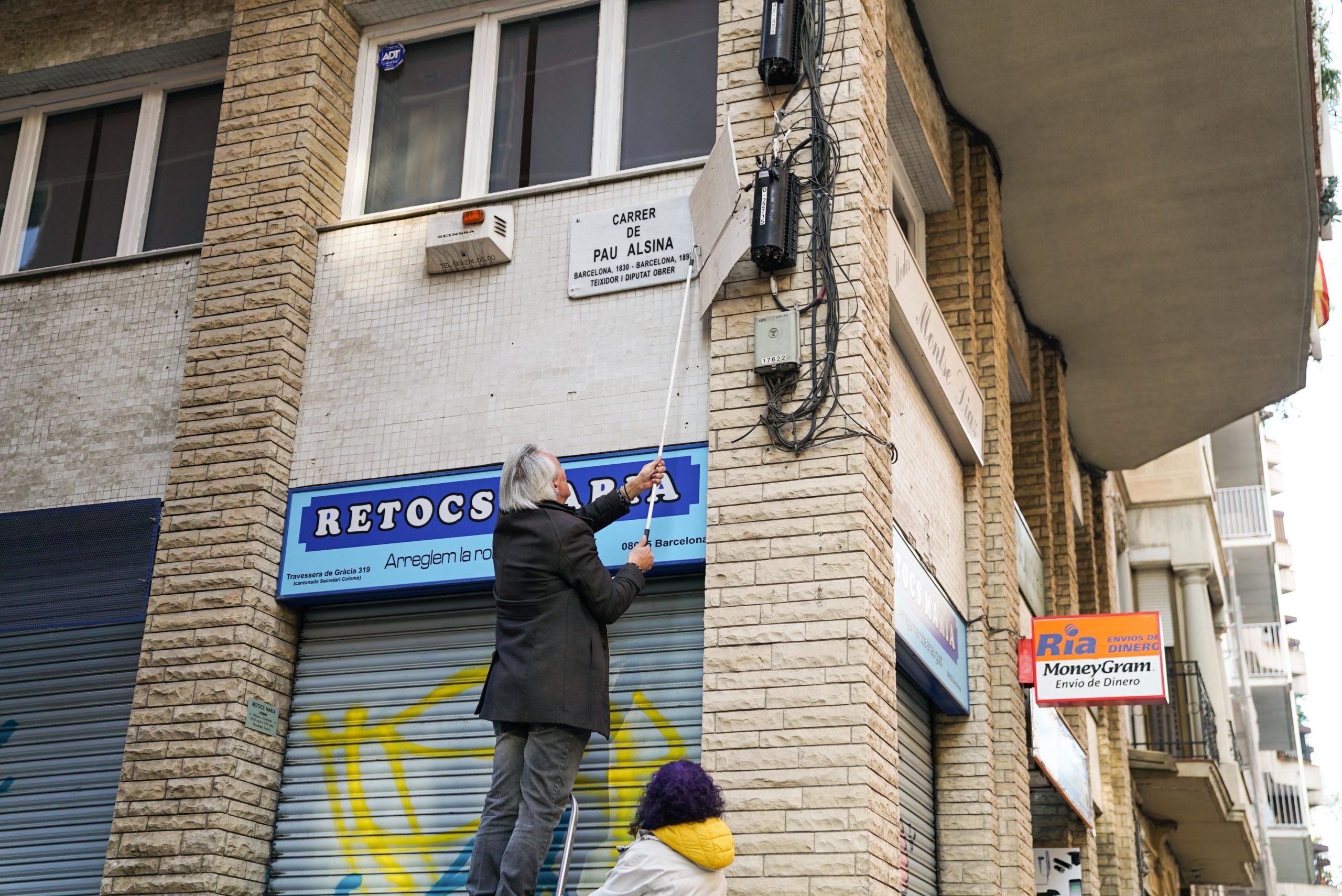 Descoberta de la placa amb el nou nom del carrer Secretari Coloma / Ajuntament de Barcelona