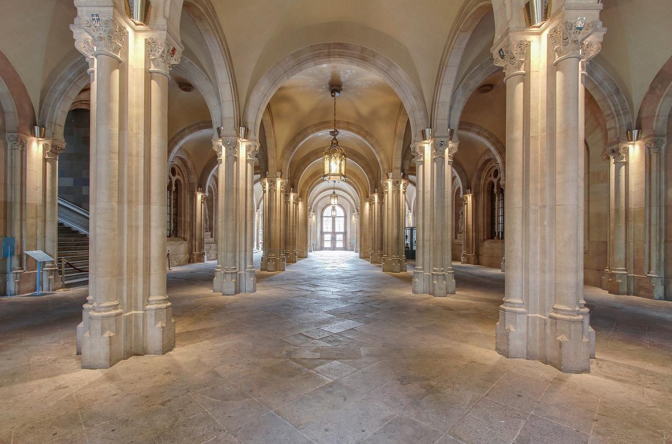 El vestíbul principal de l'edifici històric de la Universitat de Barcelona / UB
