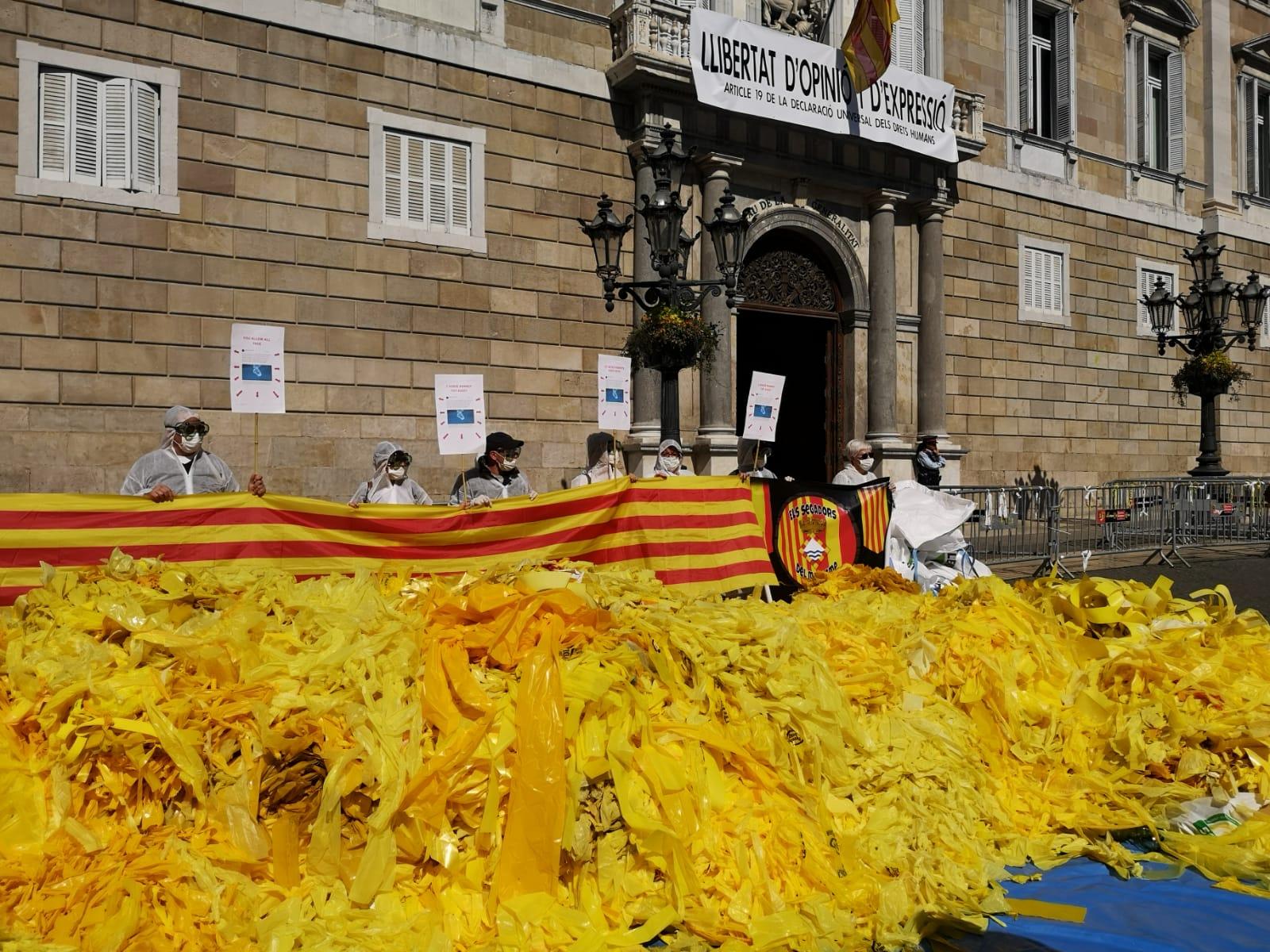 La imatge de la plaça Sant Jaume que ha difós del grup crític amb els llaços grocs. / @sgmaresme