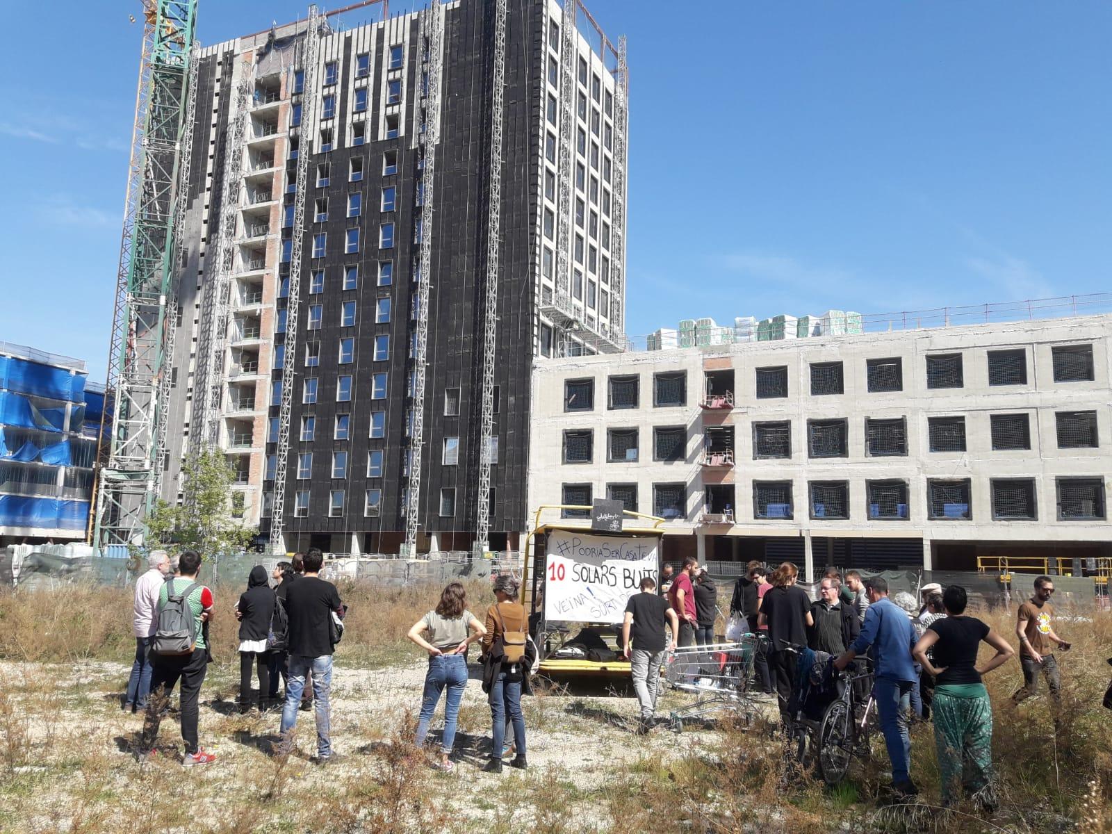 Moviments de defensa de l'habitatge entren al solar del carrer Roc Boronat amb Ramon Turró, al Poblenou. / Cedida