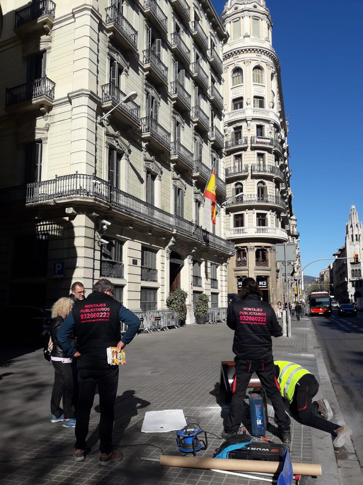 Personal del districte de Ciutat Vella i operaris durant la instal·lació del plafó a la Via Laietana / Cedida