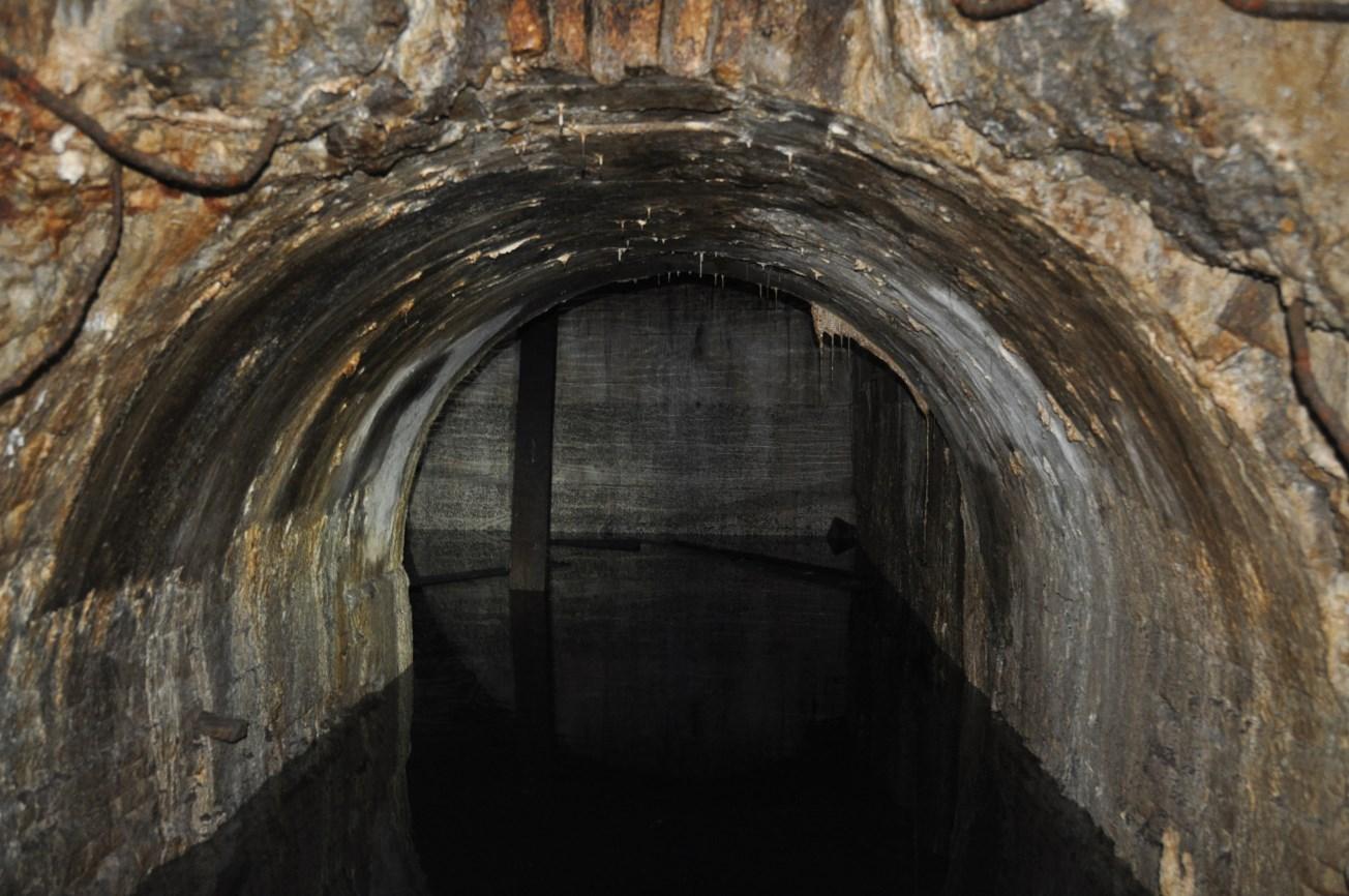 Galeria d’accés al túnel circular, tota plena d’aigua. Al fons, part del túnel. |SABCN