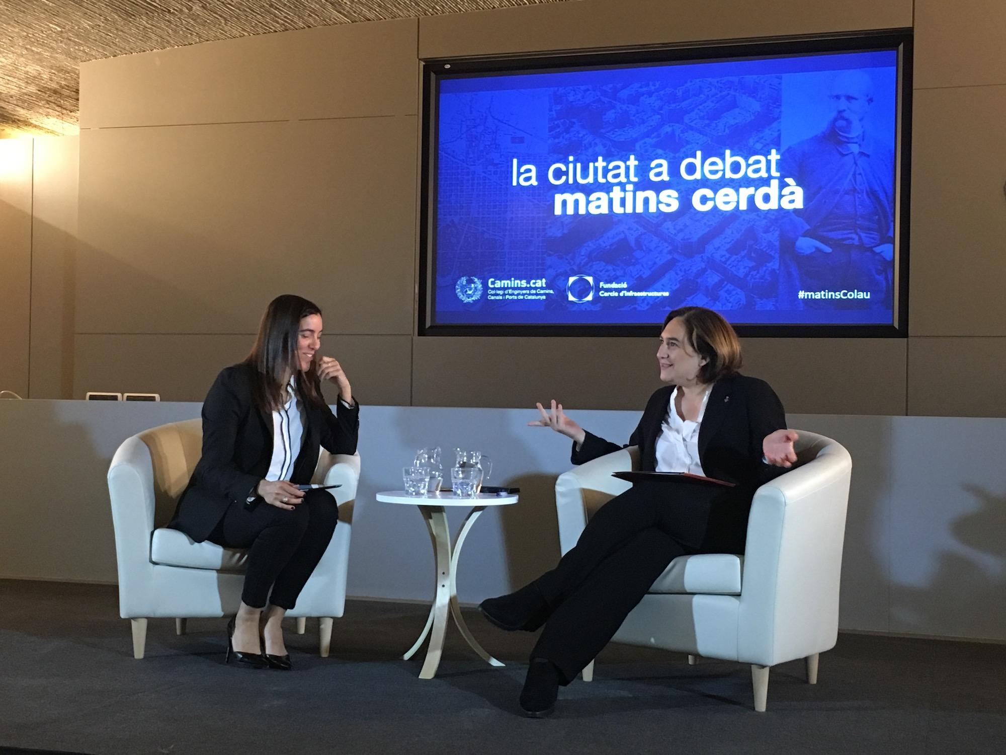 Ada Colau amb la periodista Eva Arderius en l'última entrega del cicle 'Matins Cerdà', amb els caps de llista de les eleccions municipals del 26-M al Col·legi d'Enginyers de Camins / S.B.