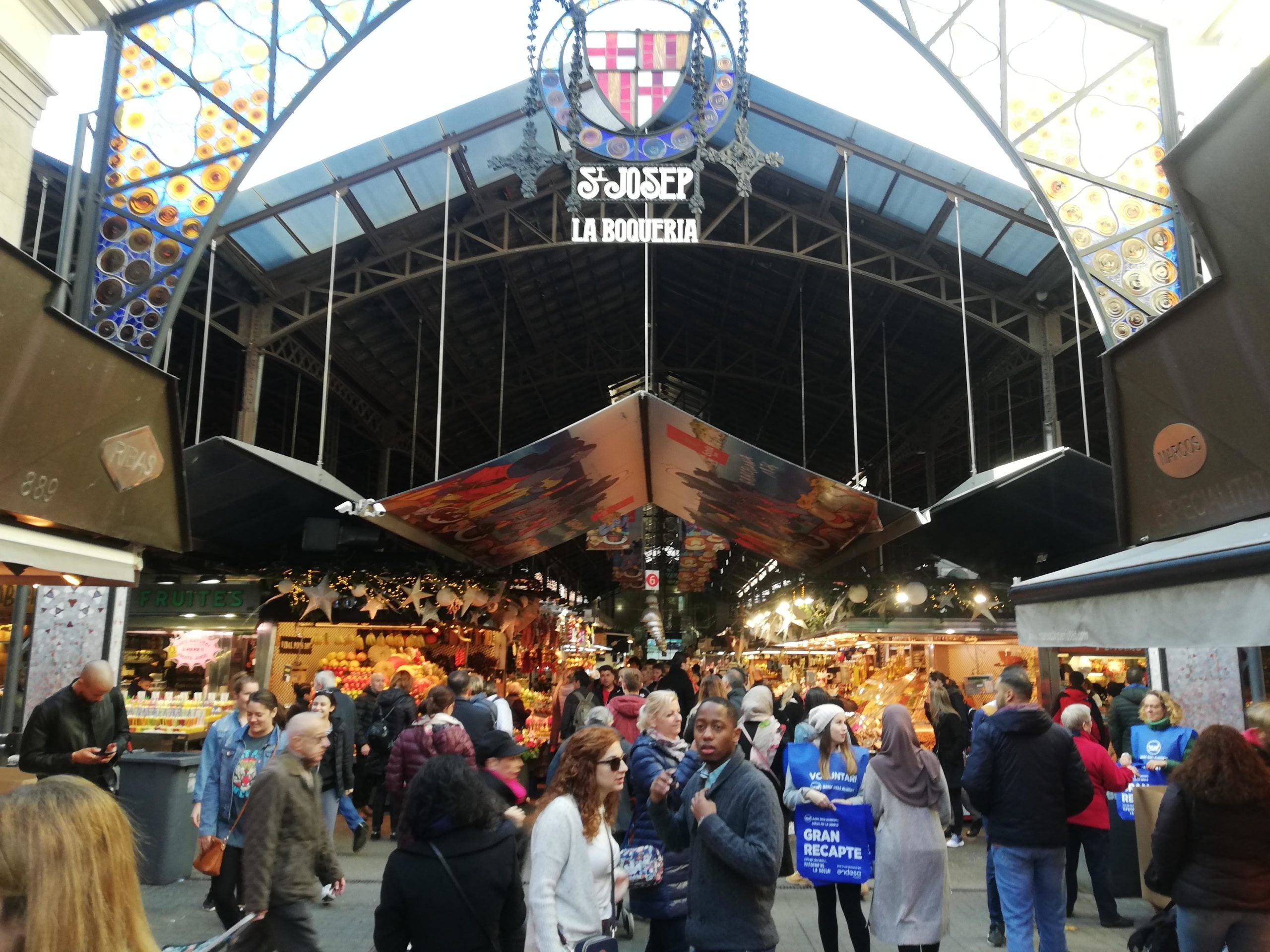 L'entrada a la Boqueria, plena de turistes. | Adrià Lizanda