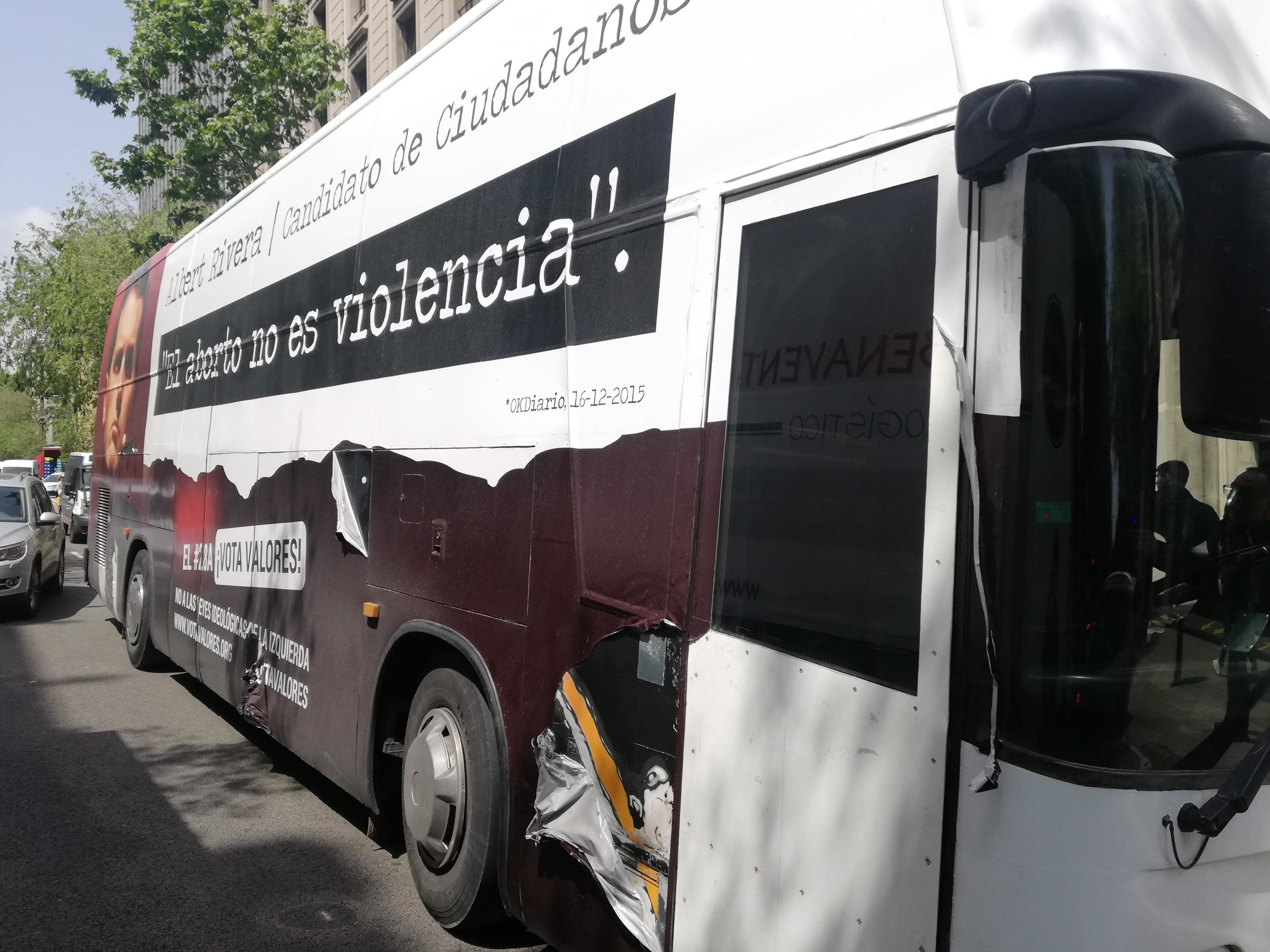 Diversos militants de la CUP ha intentat aturar el bus d'HazteOír / A.L.