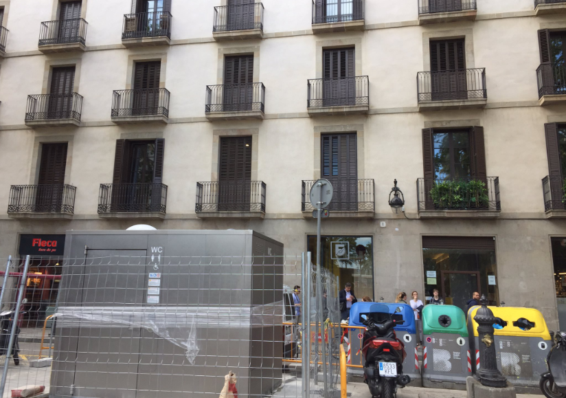 Lavabo públic a la plaça Medinaceli / Twitter - Fem Gòtic