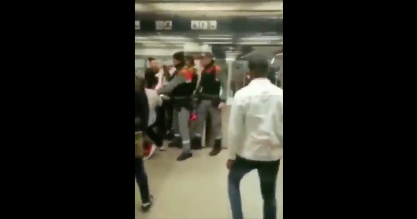 Imatge del vídeo de la baralla a la parada del Fòrum-Maresme del metro, entre un grup de joves i vigilants