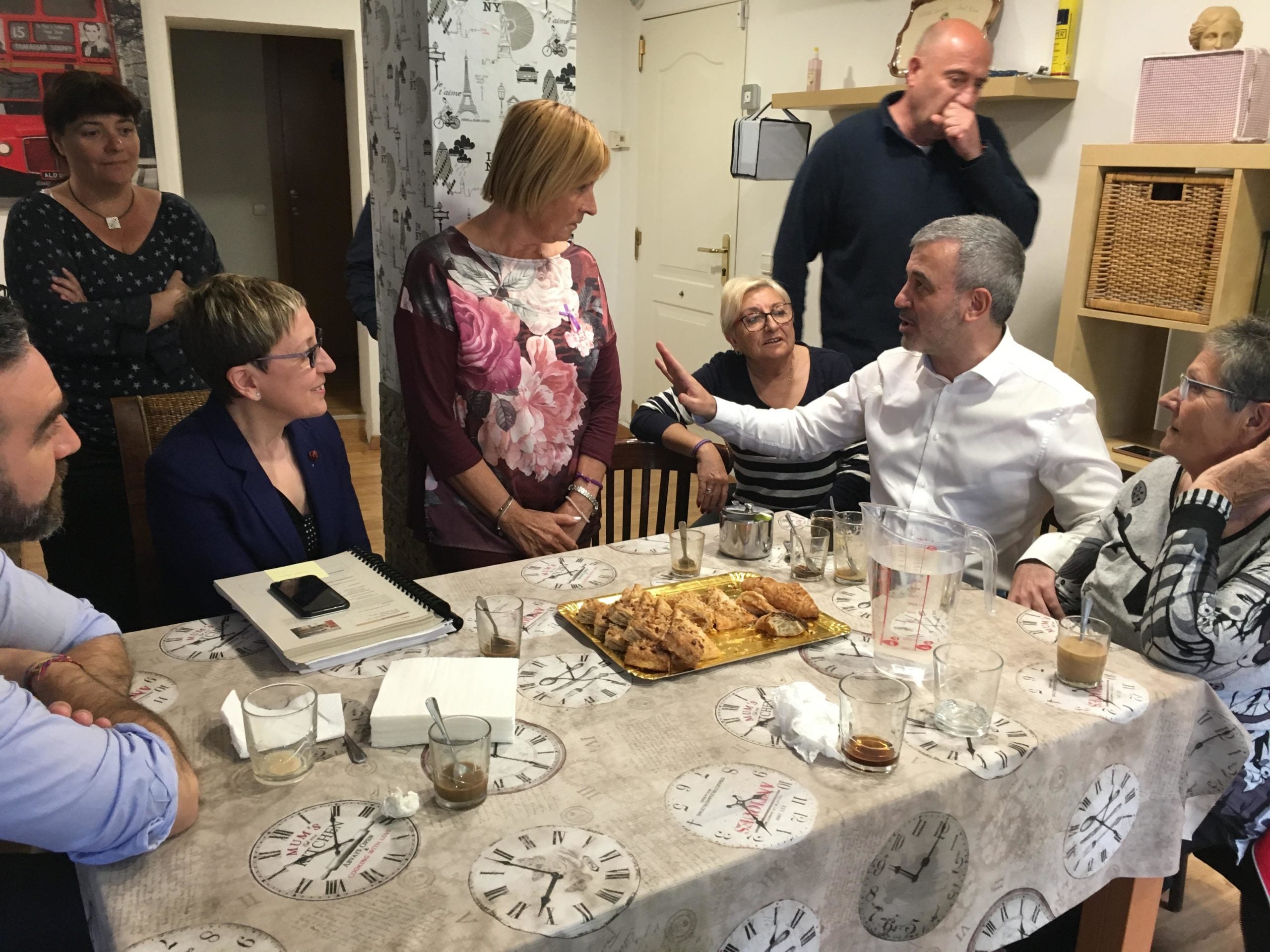 Jaume Collboni a casa de la presidenta del Casal de Gent Gran de Torre Baró, en una visita de precampanya a Nou Barris / S.B.