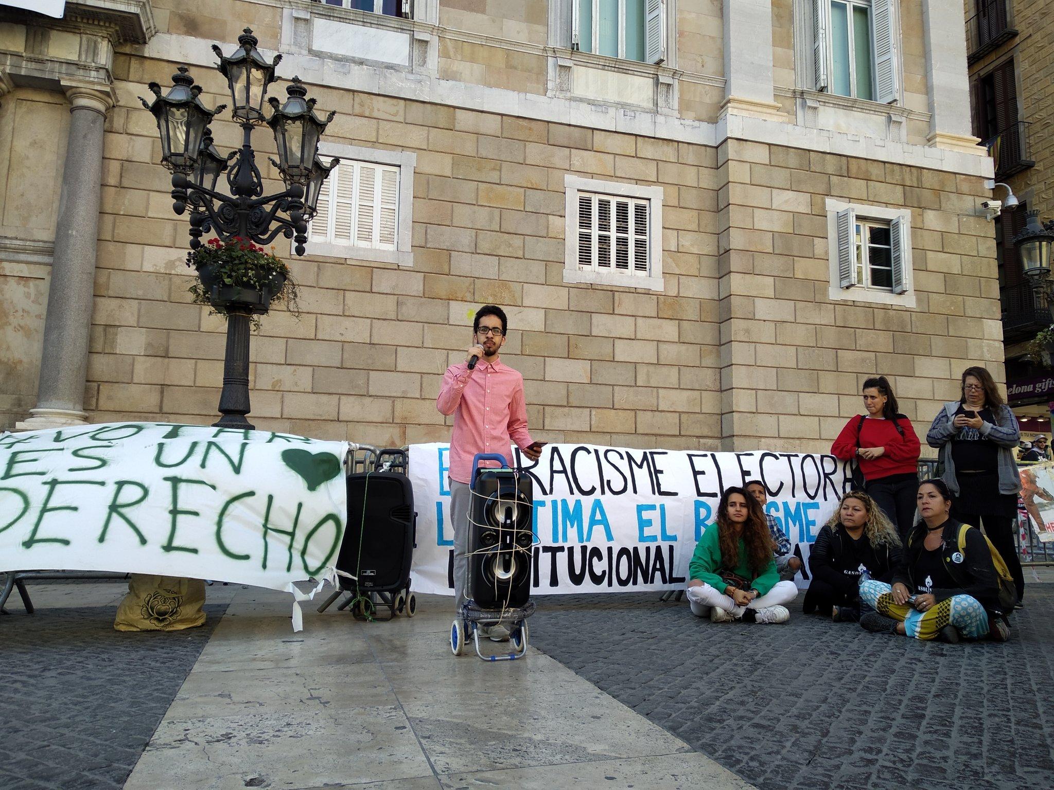 Un jove durant la protesta de la concentració 'Votar és un dret'. / @TanquemElsCIE