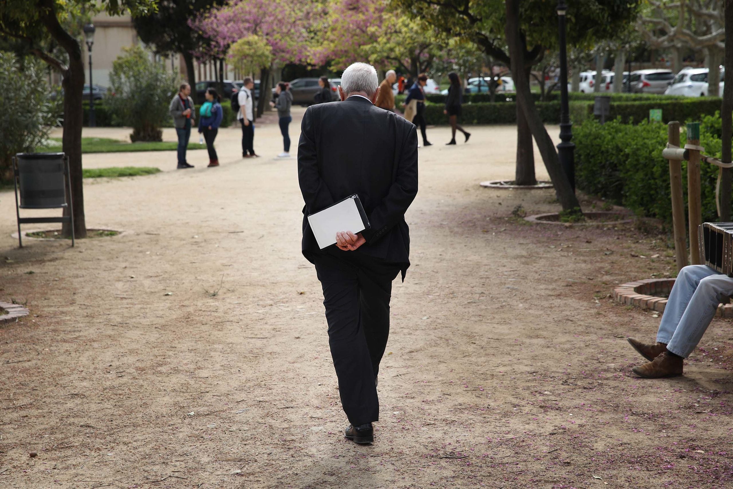 Ernest Maragall i el seu inseparable ipad, als jardins del Parlament / Jordi Play