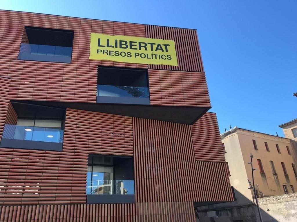 La façana de l'Escola Massana, amb el cartell en defensa dels presos polítics / Europa Press / Cedida